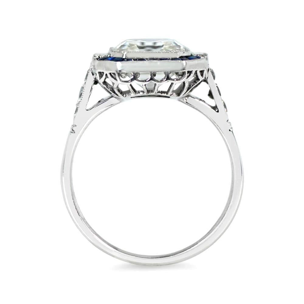 Il s'agit d'une superbe bague géométrique en platine ornée d'un diamant Asscher de 3,08 carats certifié par le GIA, de couleur K et de pureté VVS1. Elle est ornée d'un halo de saphir de taille française, de diamants baguettes et de diamants de