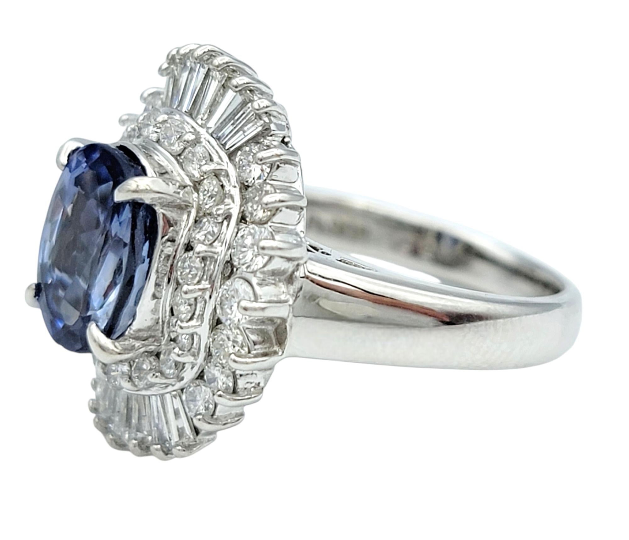 Anillo de platino con diamantes y zafiro ovalado de Madagascar de 3,09 quilates certificado por el GIA Corte oval en venta