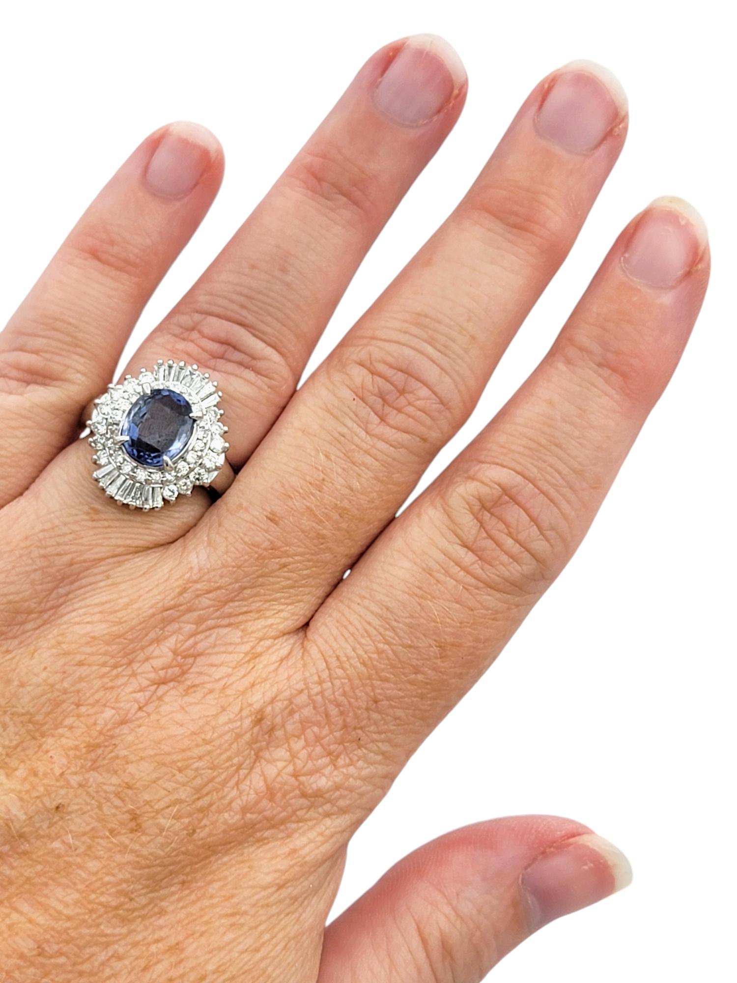 Anillo de platino con diamantes y zafiro ovalado de Madagascar de 3,09 quilates certificado por el GIA en venta 3