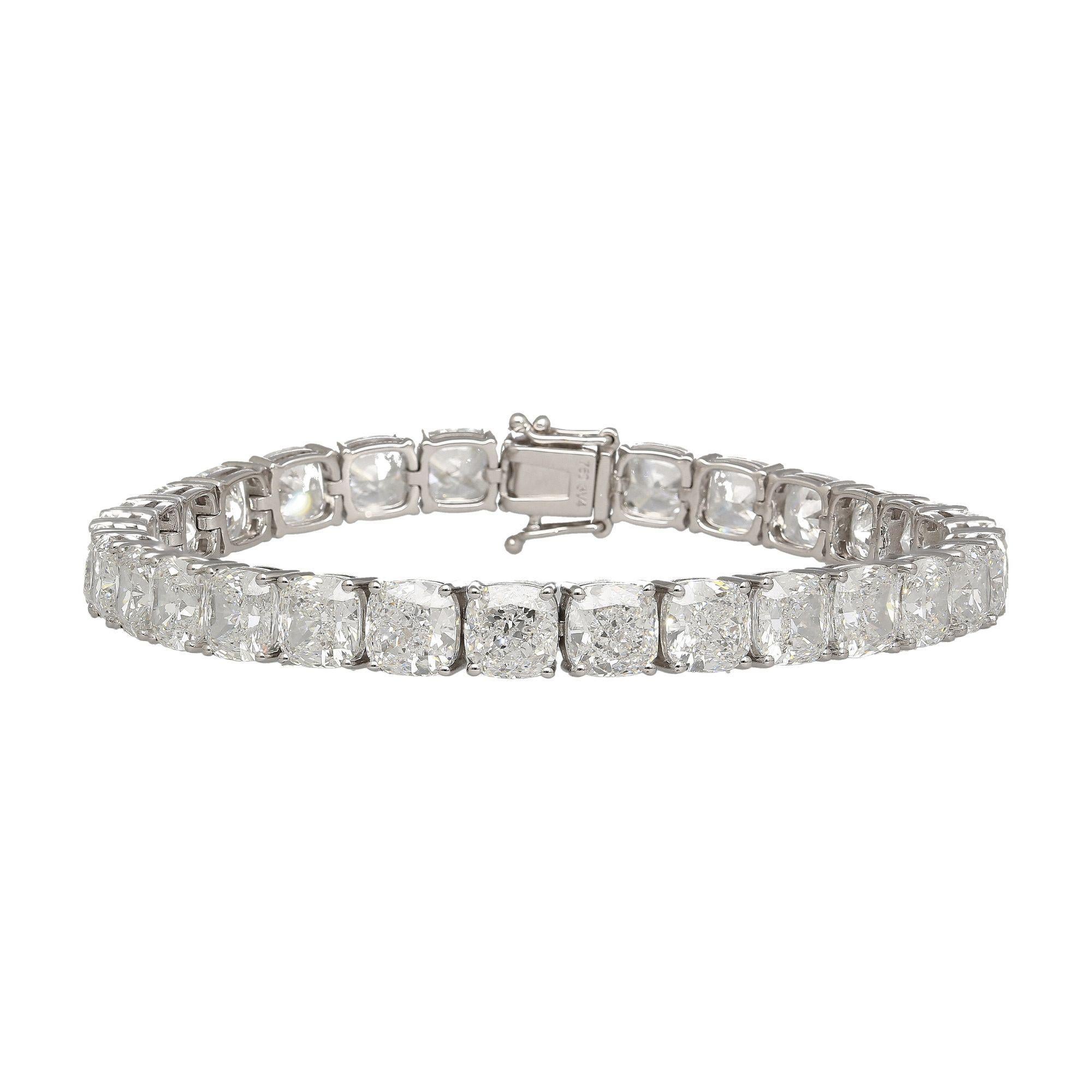 Bracciale tennis in oro bianco 18 carati certificato GIA con 30 diamanti coltivati in laboratorio con taglio a cuscino per un totale di 31 carati con colore D-E e purezza VVS1-2. Il bracciale misura 7 pollici di lunghezza e 6 mm di larghezza, pesa