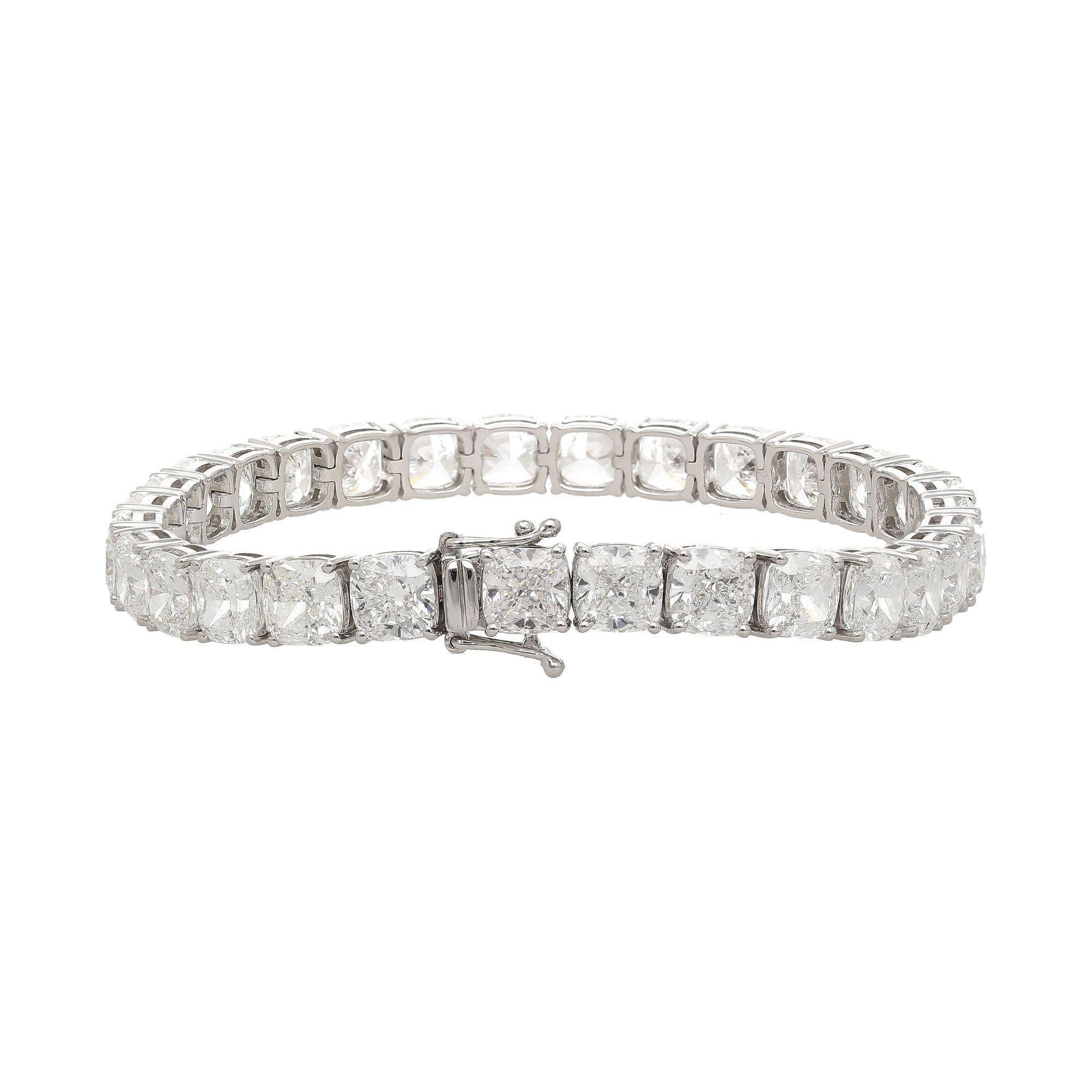 Bracciale da tennis con diamanti da laboratorio a cuscino certificati GIA da 31 carati in oro bianco 18 carati In condizioni buone in vendita a Miami, FL