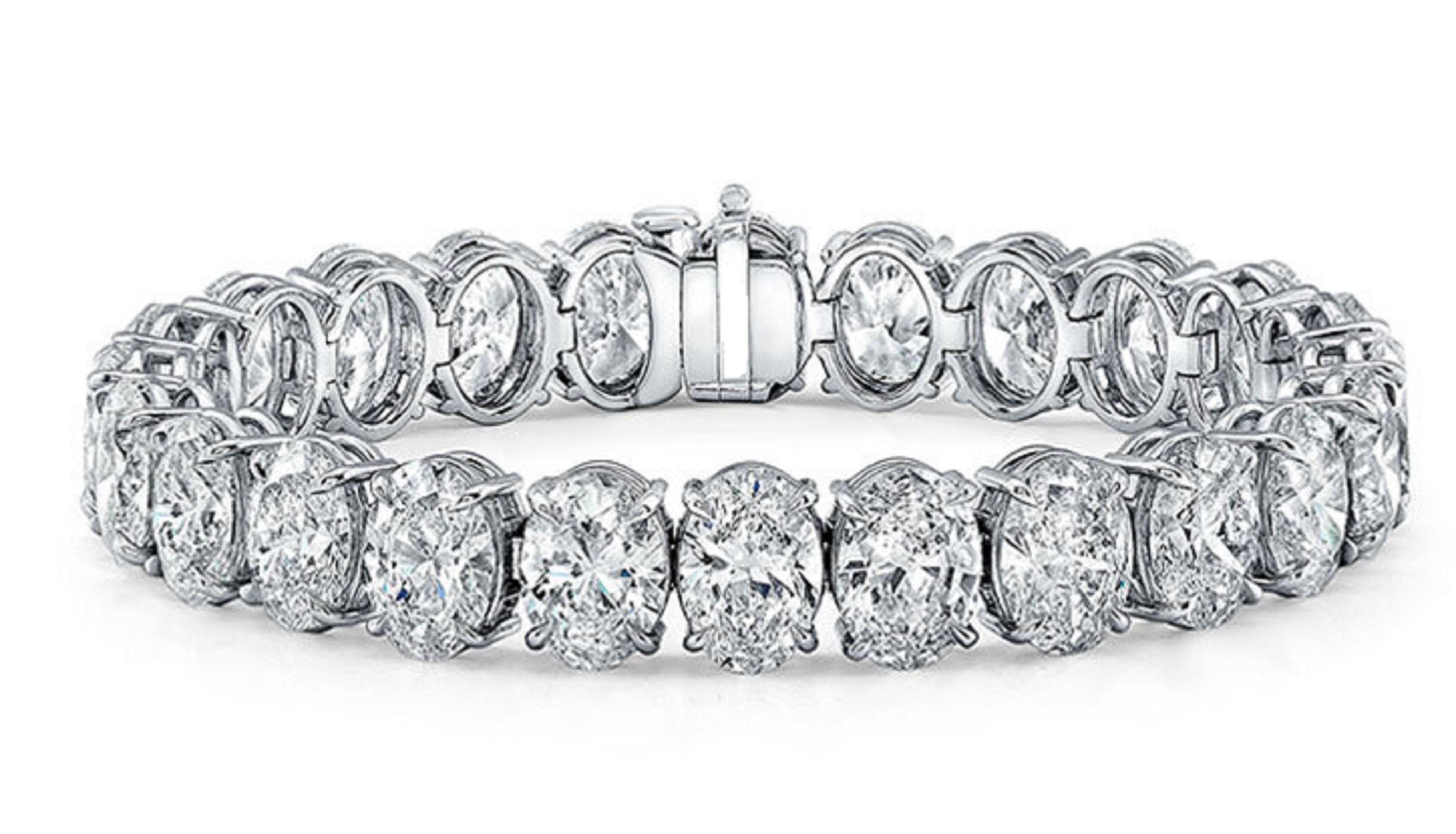 GIA Certified 31 Carat Oval Cut Diamond Platinum Bracelet In New Condition For Sale In Rome, IT
