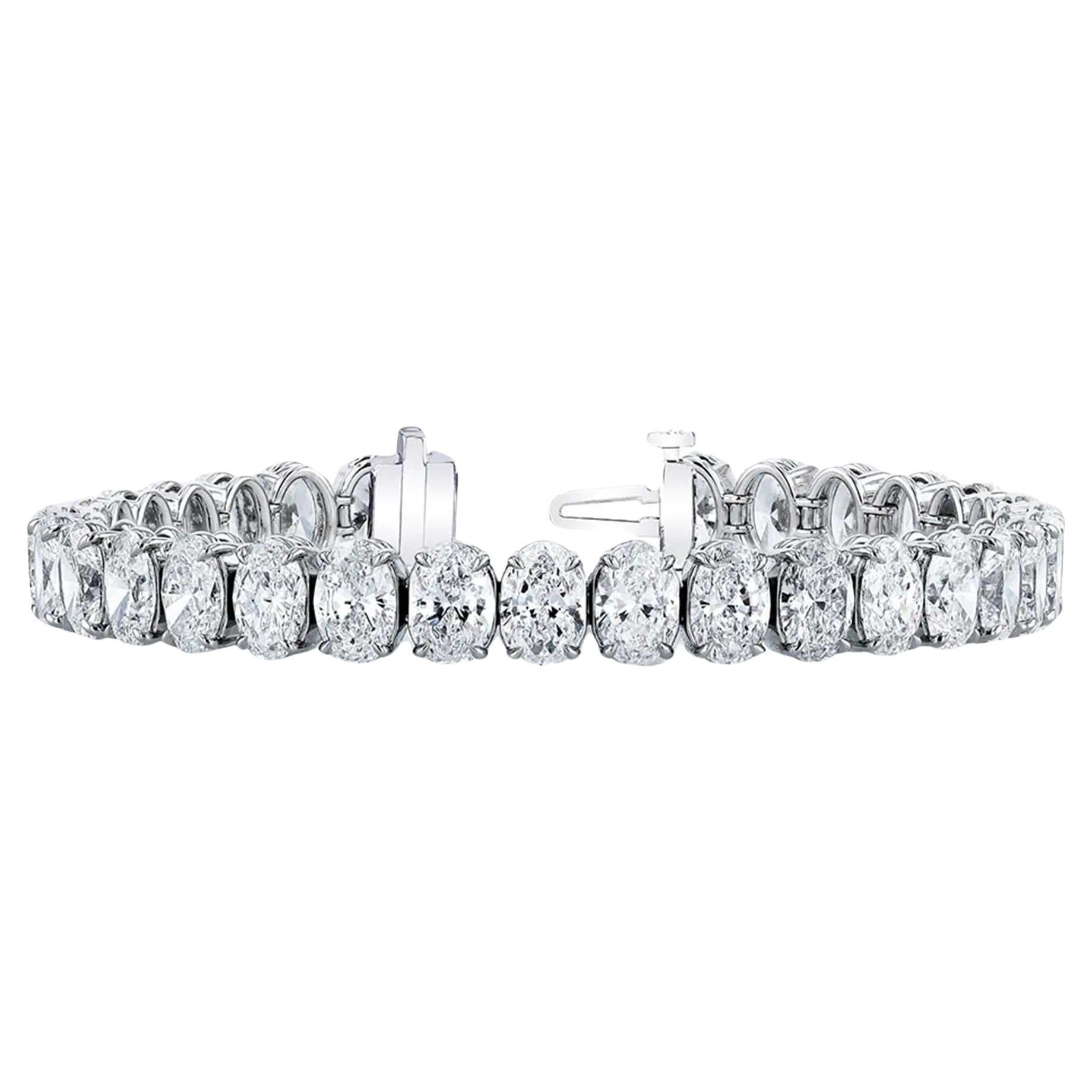 GIA-zertifiziertes 31 Karat ovales Diamantarmband mit Diamanten  im Angebot