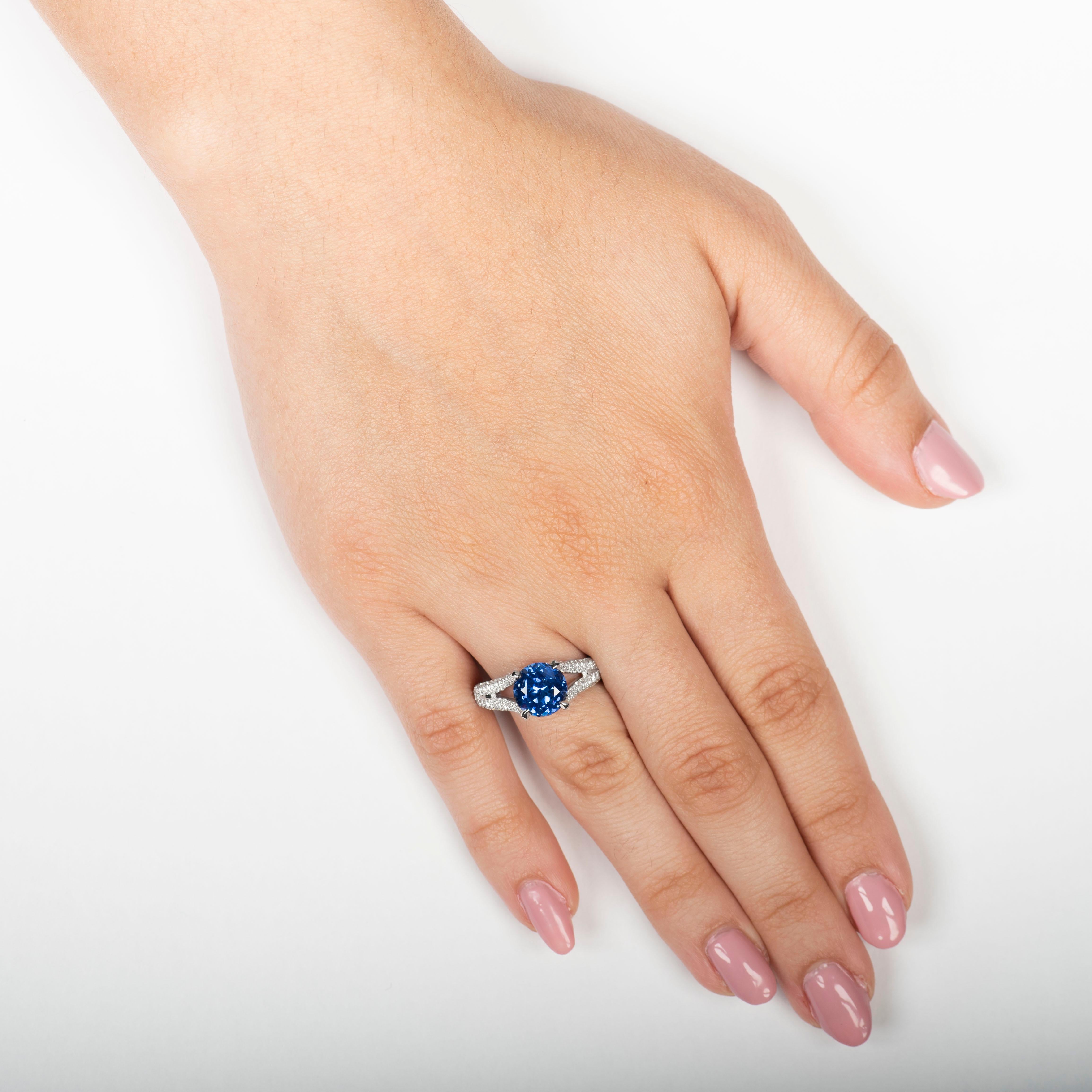 Round Cut GIA Certified 3.10 Carat Ceylon Blue Sapphire & 0.58ctw Diamond Ring For Sale