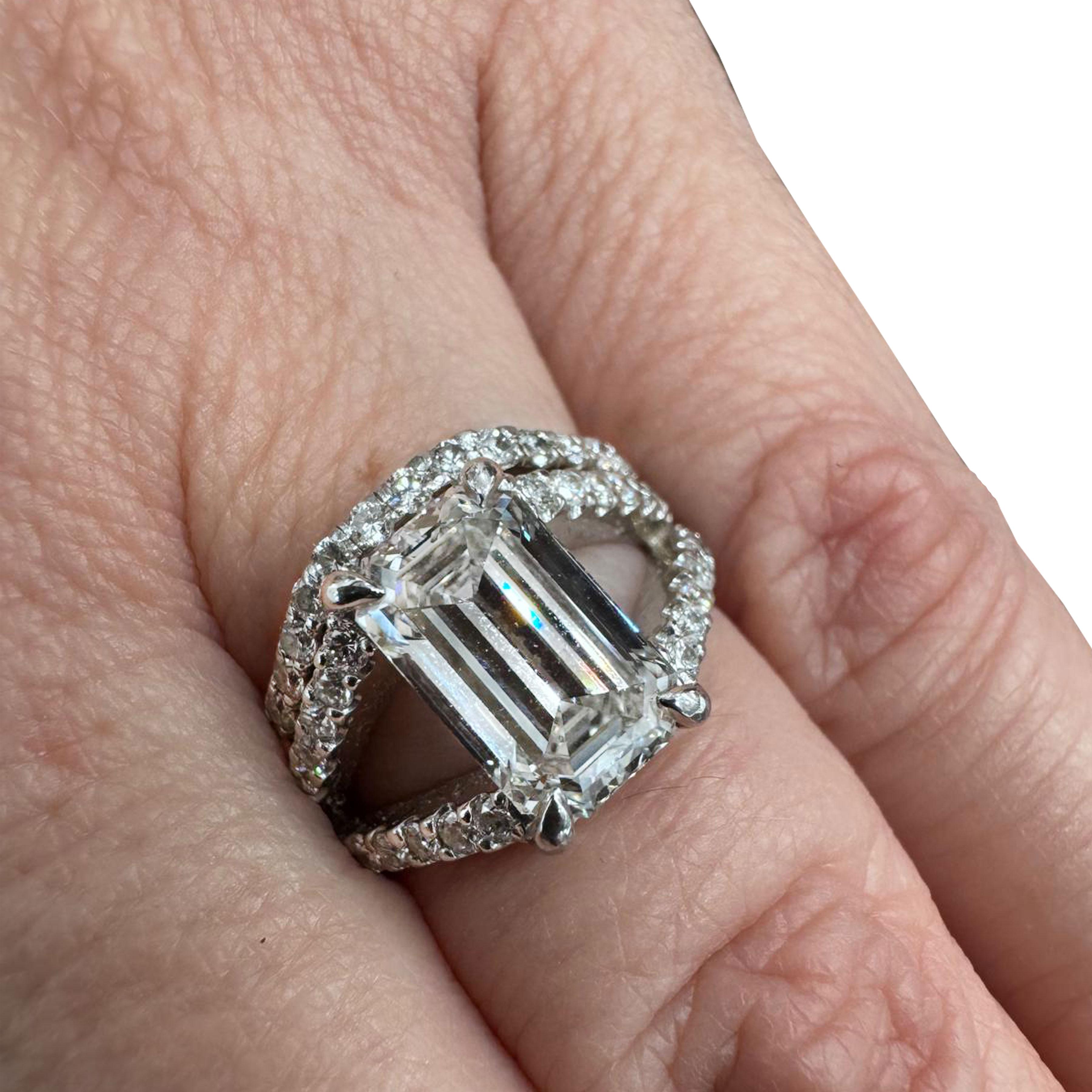 Anillo de compromiso y banda de diamantes talla esmeralda de 3,10 quilates con certificación GIA Moderno en venta