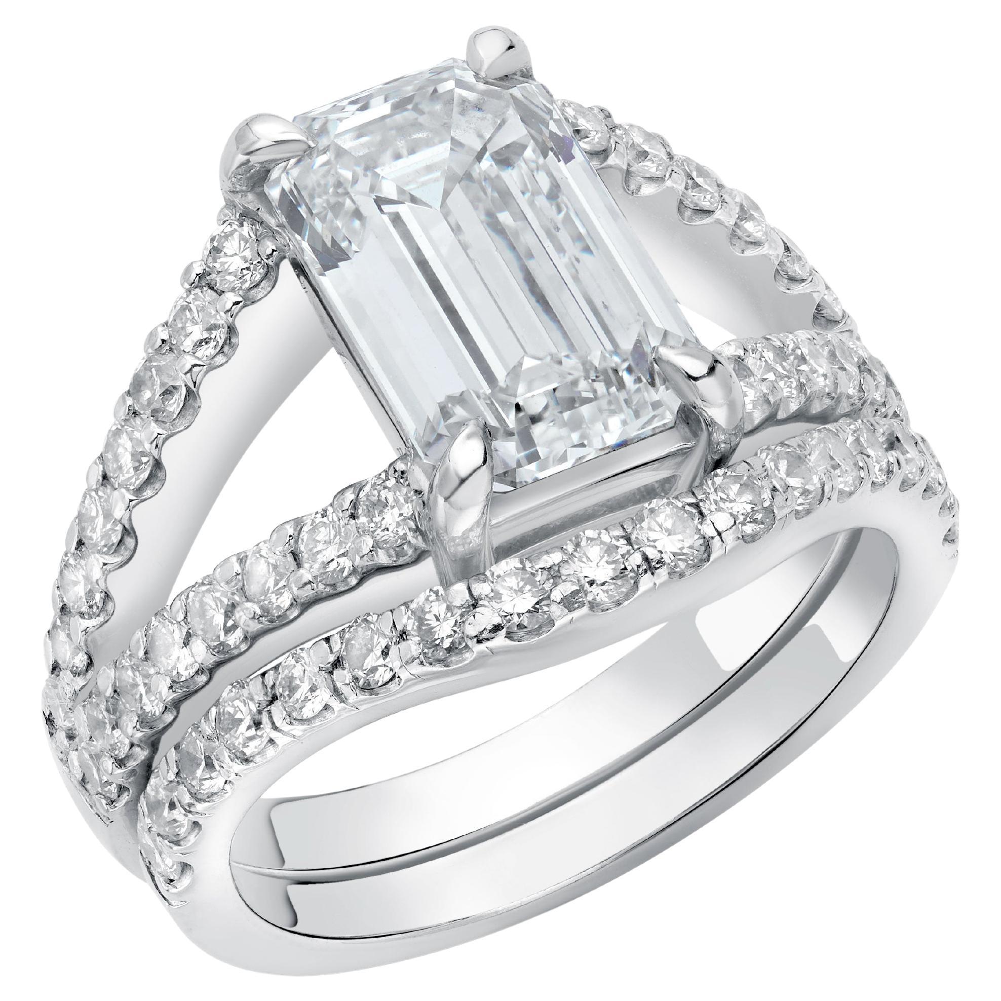 Anillo de compromiso y banda de diamantes talla esmeralda de 3,10 quilates con certificación GIA en venta