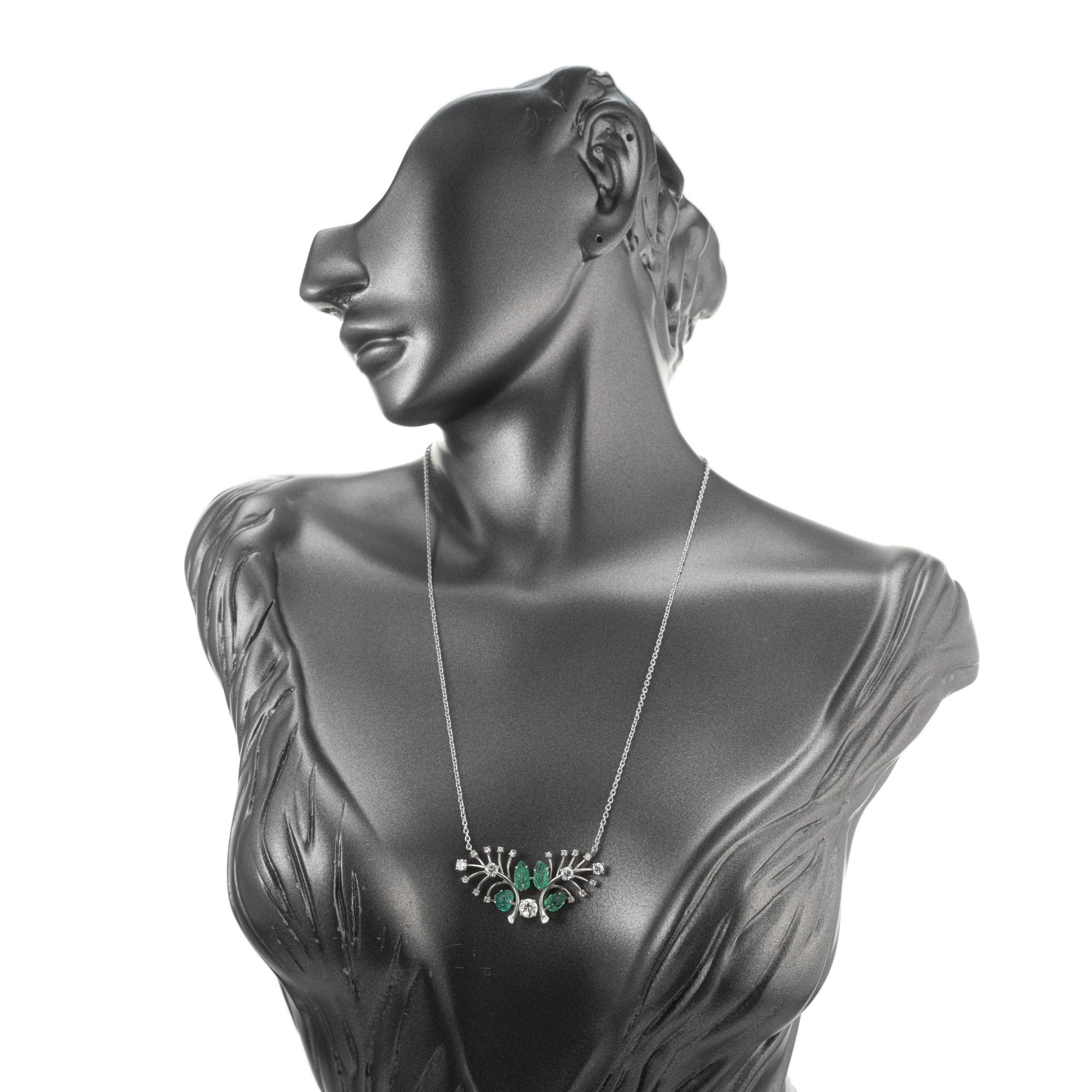 GIA Certified 3.10 Carat Emerald Diamond Platinum Pendant Necklace en vente 1
