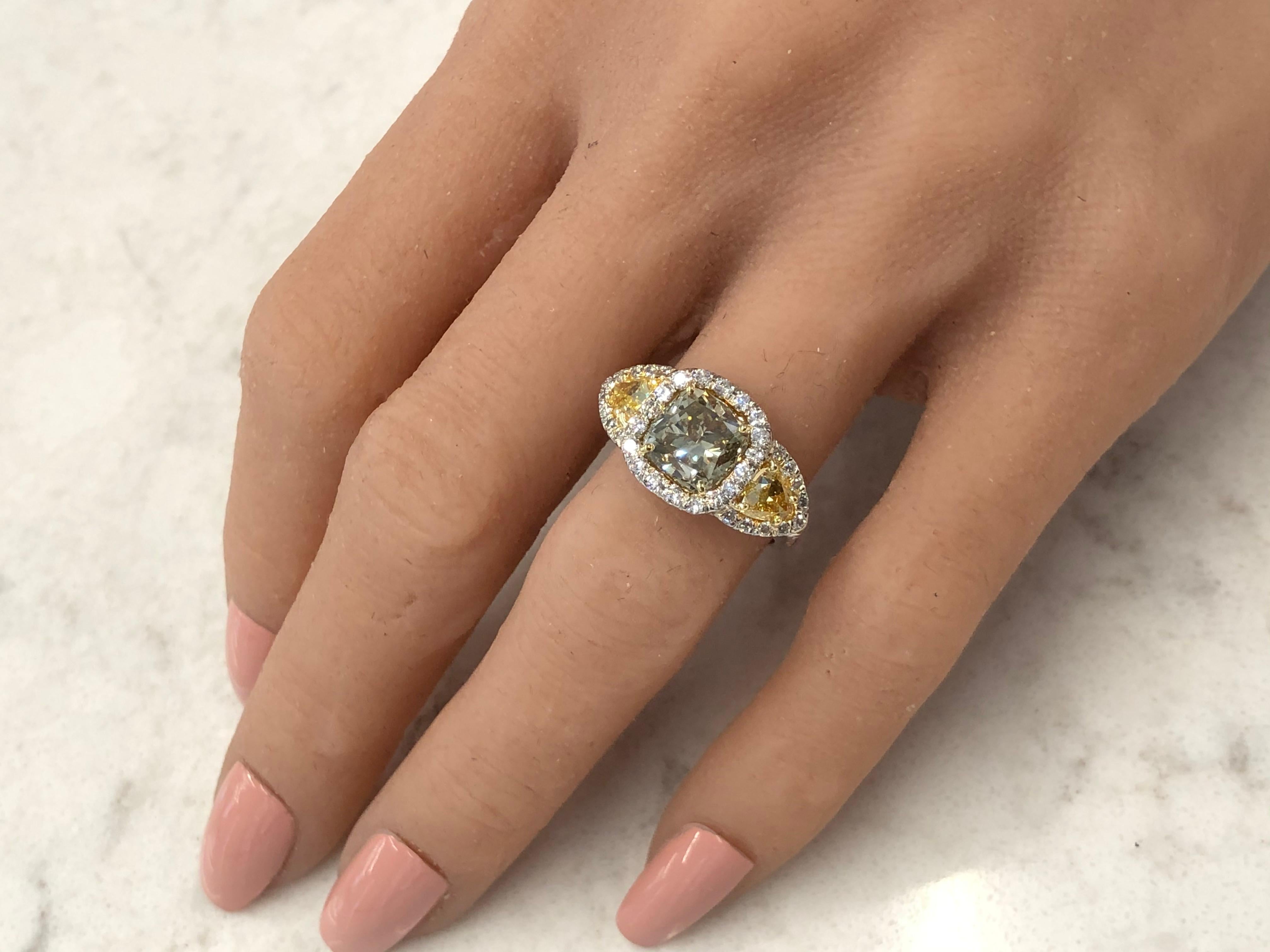 Contemporain Bague en platine avec diamant coussin jaune verdâtre fantaisie de 3,10 carats certifié GIA en vente