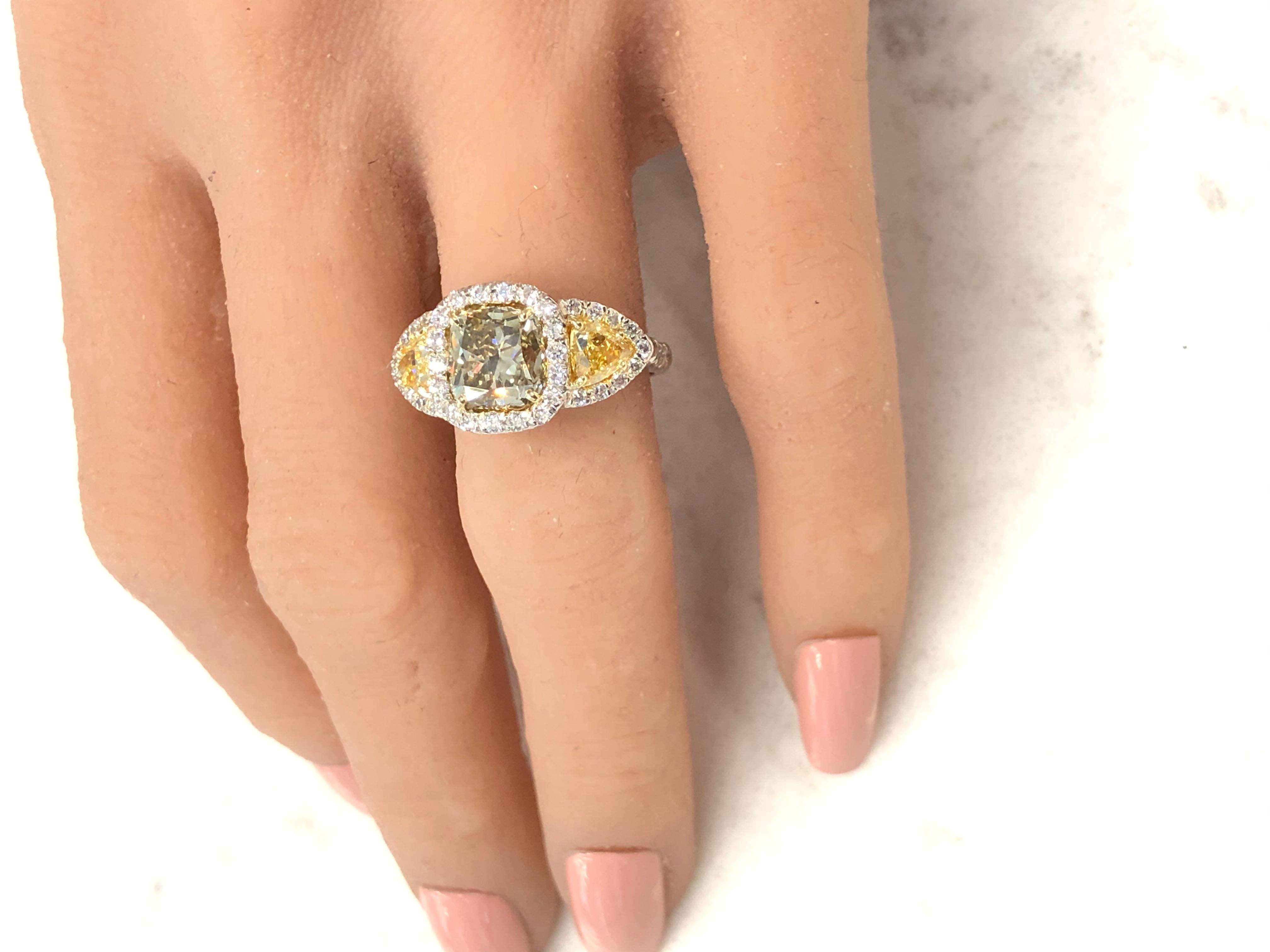 Taille coussin Bague en platine avec diamant coussin jaune verdâtre fantaisie de 3,10 carats certifié GIA en vente