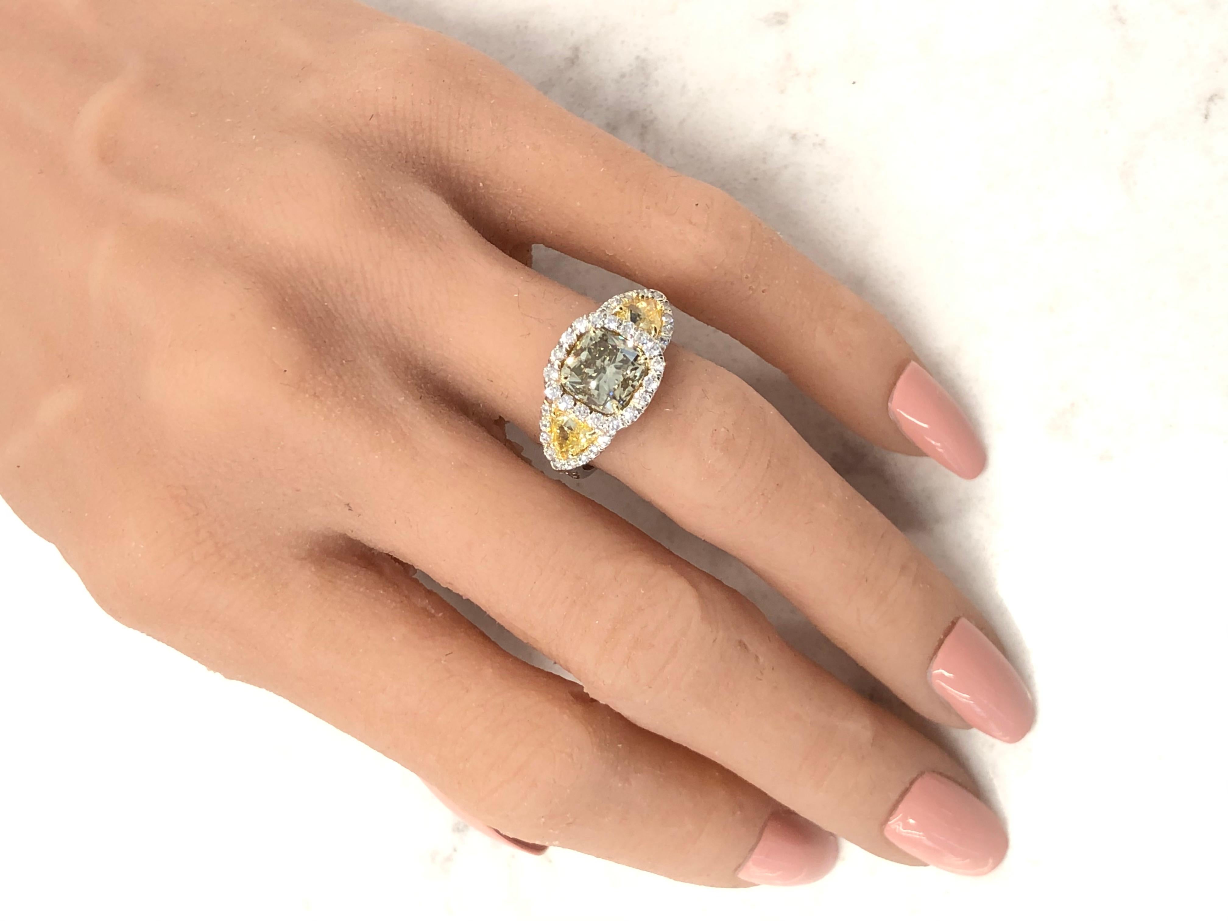 Bague en platine avec diamant coussin jaune verdâtre fantaisie de 3,10 carats certifié GIA Pour femmes en vente