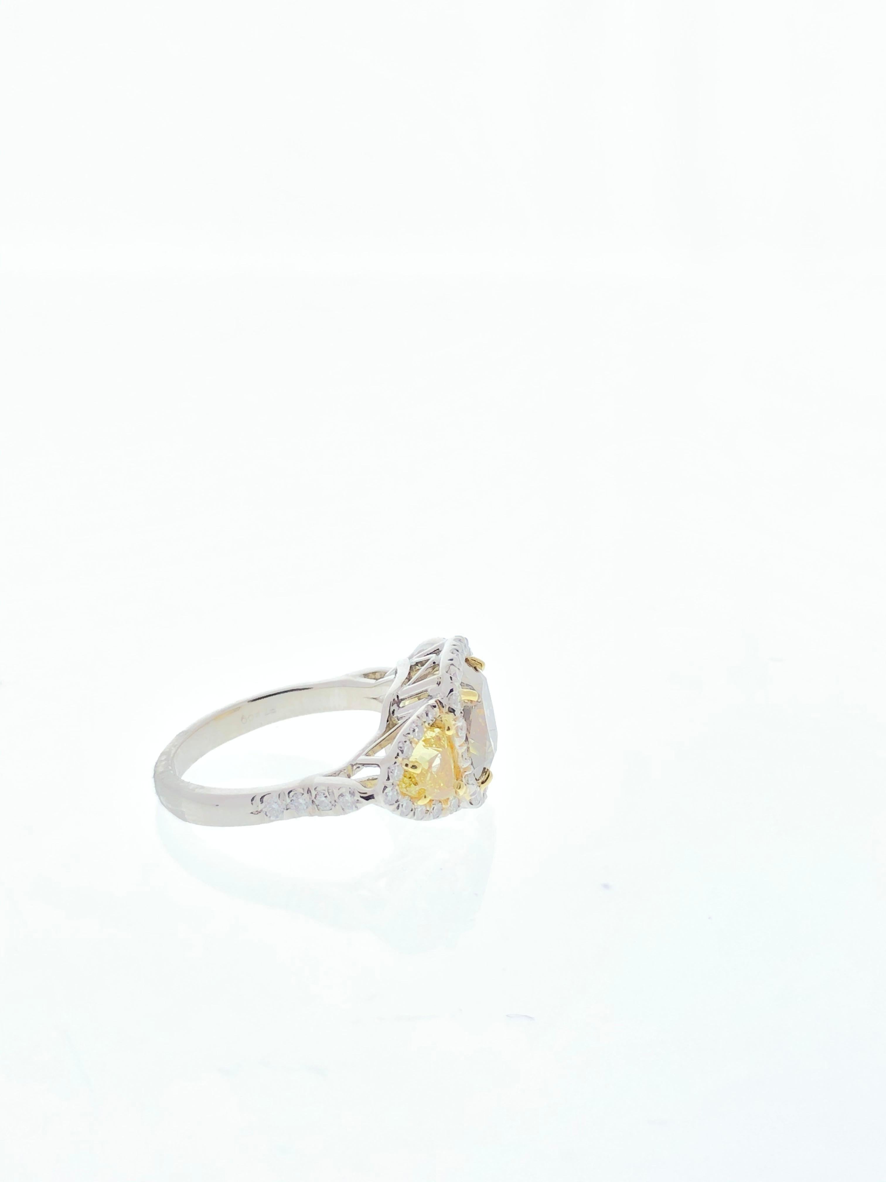 Bague en platine avec diamant coussin jaune verdâtre fantaisie de 3,10 carats certifié GIA en vente 1