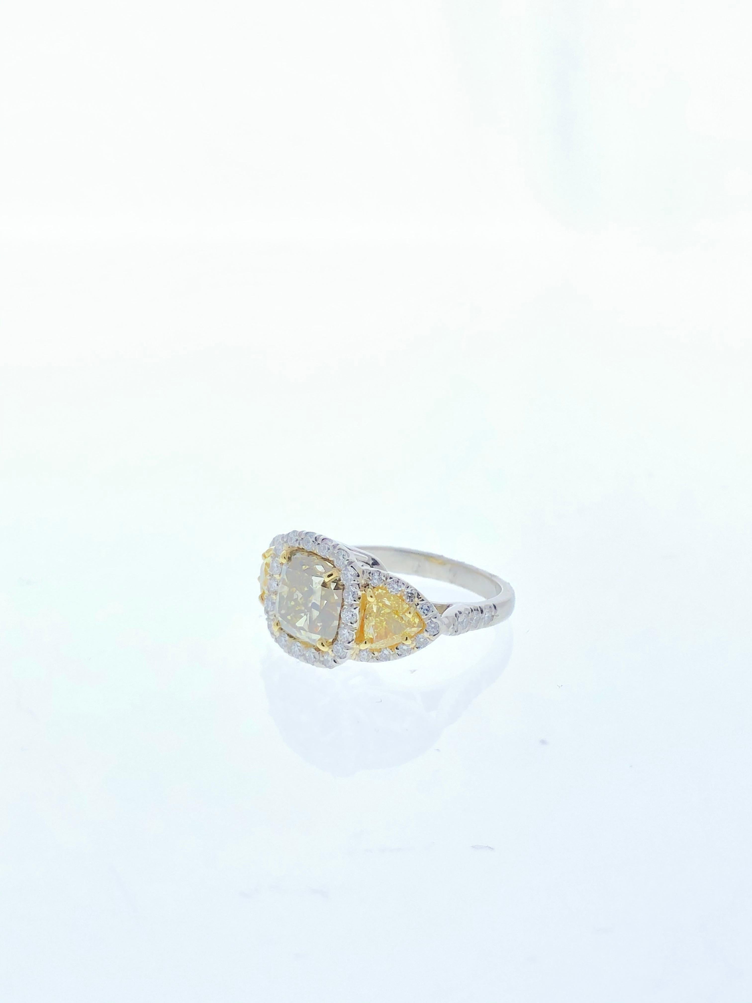 Bague en platine avec diamant coussin jaune verdâtre fantaisie de 3,10 carats certifié GIA en vente 2