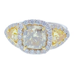 Anillo de diamantes en cojín amarillo verdoso fantasía de 3,10 quilates certificado por el GIA en platino