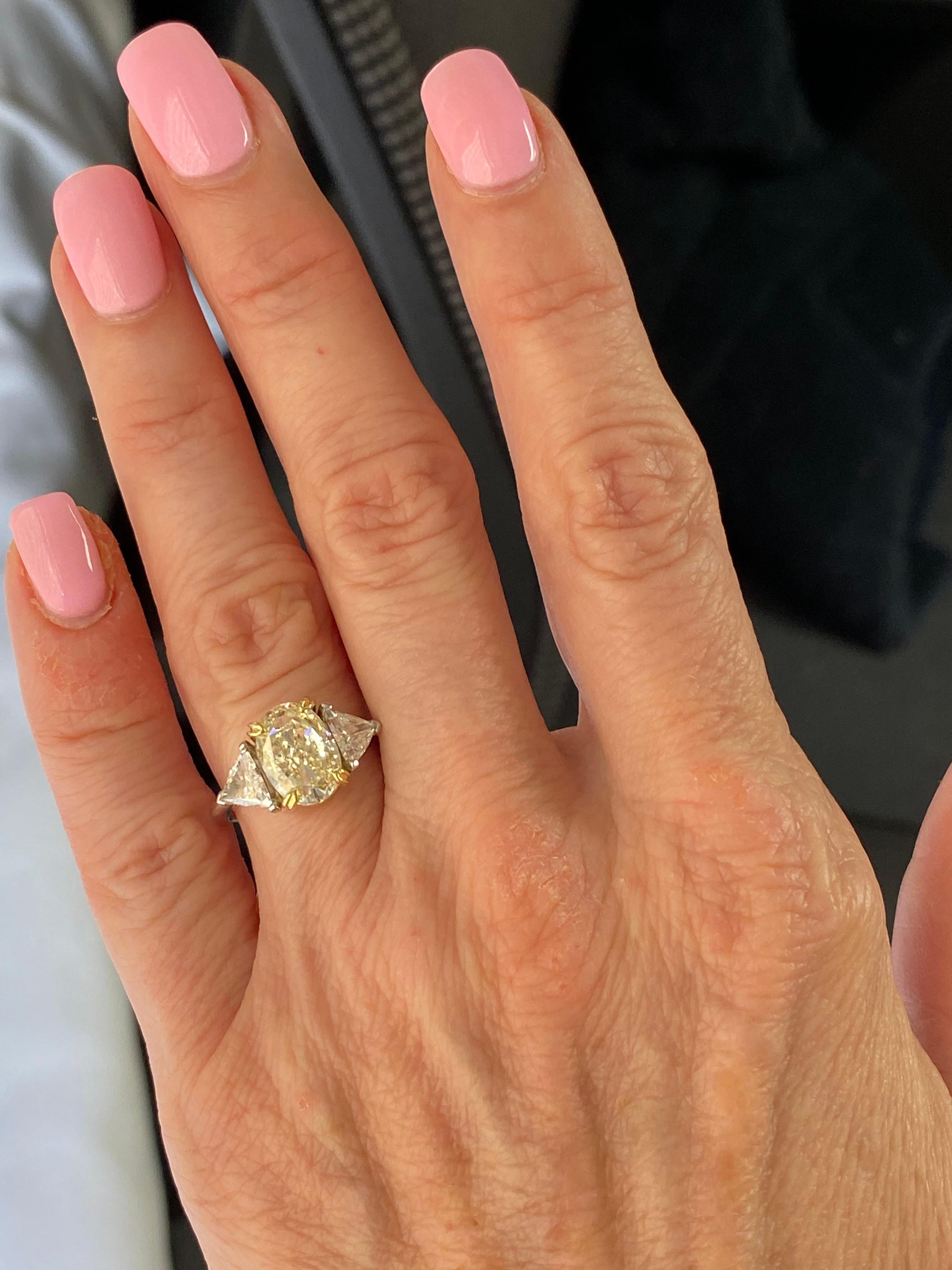 Bague de fiançailles à 3 pierres avec diamant jaune clair taille ovale de 3,10 carats certifié GIA en vente 4
