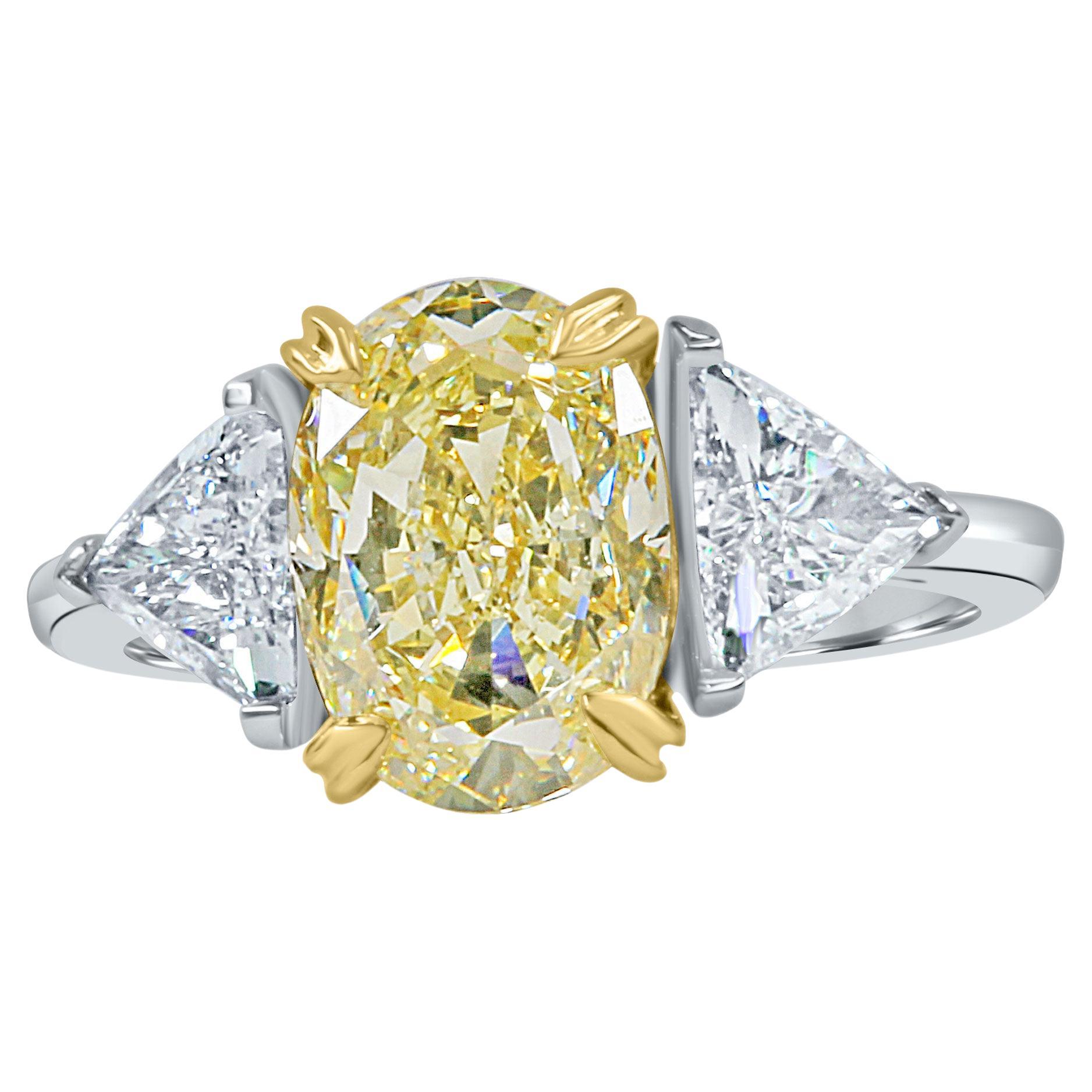 Célébrez votre amour avec cette exquise bague de fiançailles à trois pierres en diamant, véritable chef-d'œuvre d'élégance et de brillance. La pièce maîtresse de cette bague est un époustouflant diamant de 3,10 carats de taille ovale, certifié par