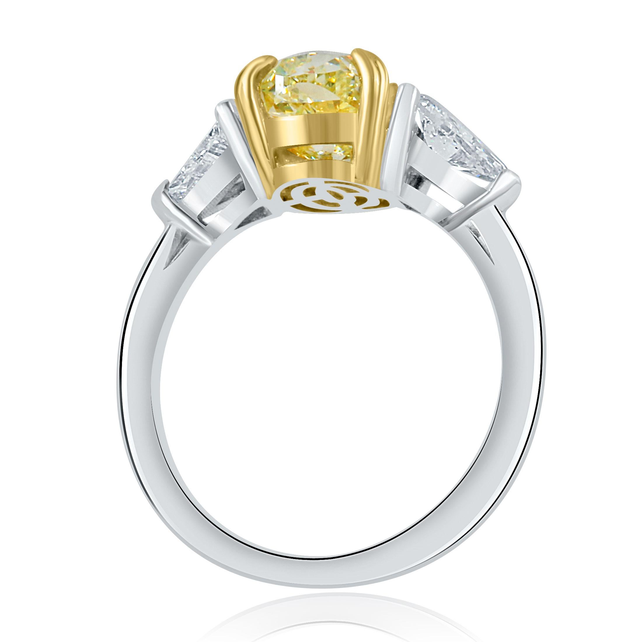 Moderne Bague de fiançailles à 3 pierres avec diamant jaune clair taille ovale de 3,10 carats certifié GIA en vente
