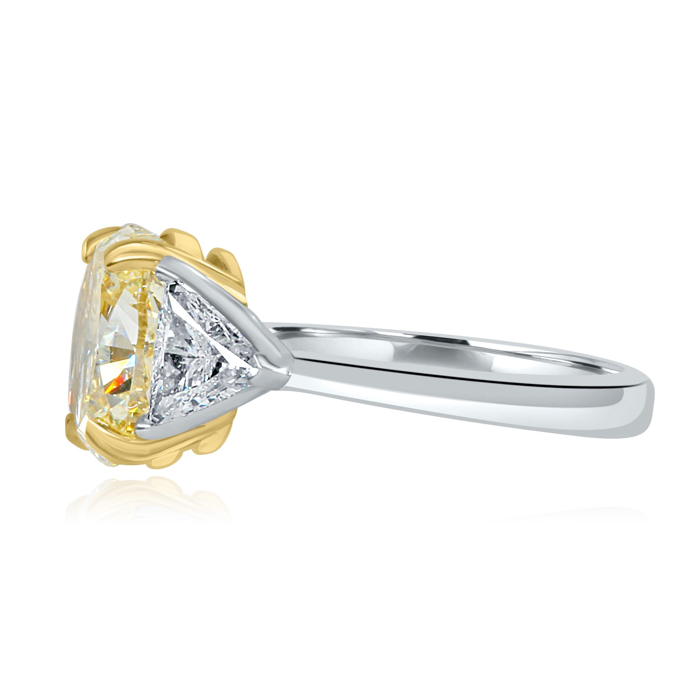 Taille ovale Bague de fiançailles à 3 pierres avec diamant jaune clair taille ovale de 3,10 carats certifié GIA en vente