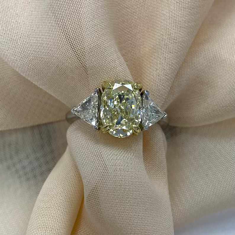 Bague de fiançailles à 3 pierres avec diamant jaune clair taille ovale de 3,10 carats certifié GIA Pour femmes en vente