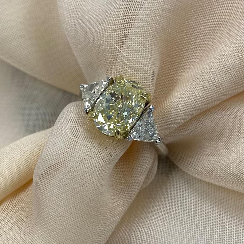 Bague de fiançailles à 3 pierres avec diamant jaune clair taille ovale de 3,10 carats certifié GIA en vente 1