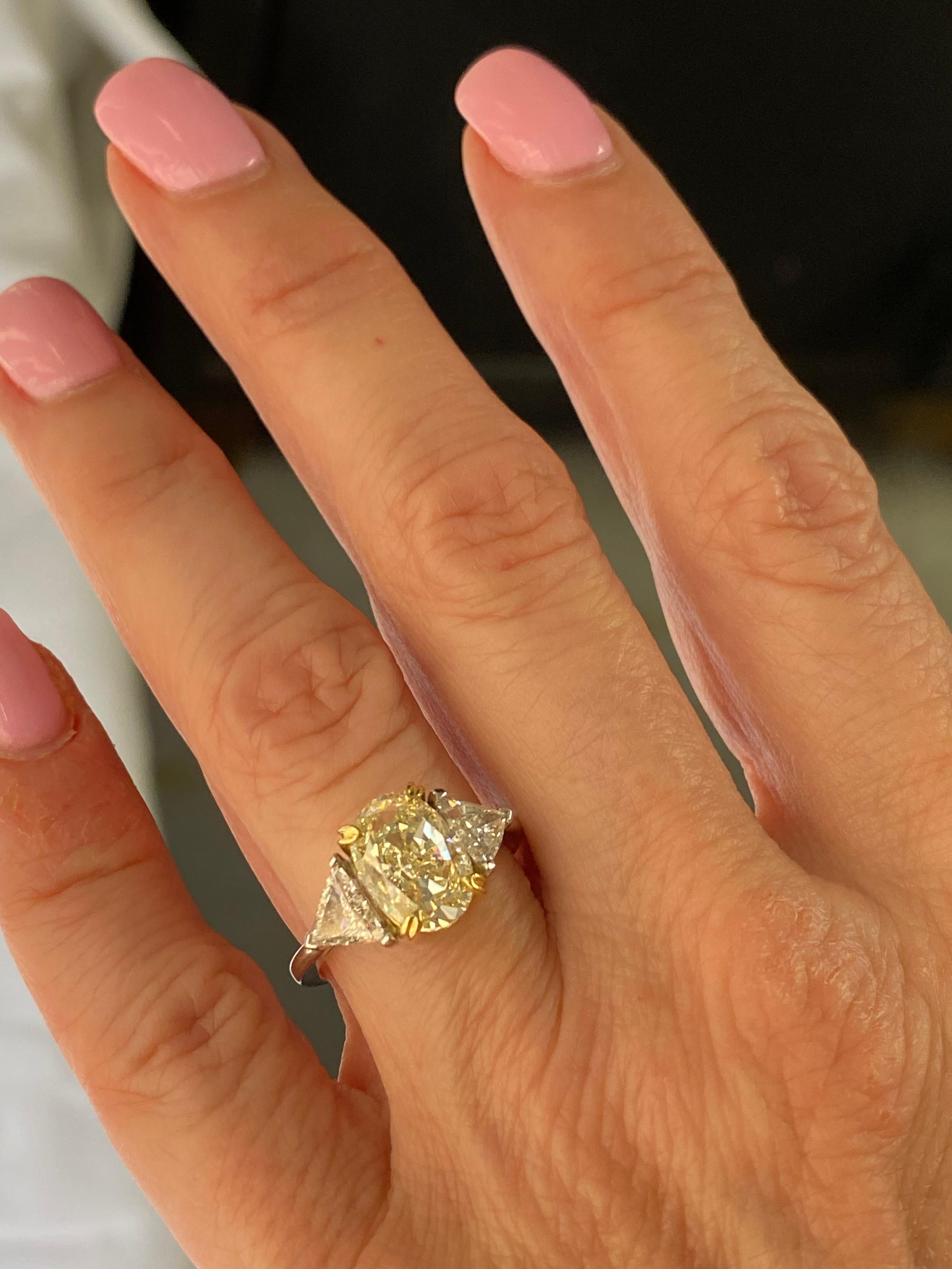 Bague de fiançailles à 3 pierres avec diamant jaune clair taille ovale de 3,10 carats certifié GIA en vente 2