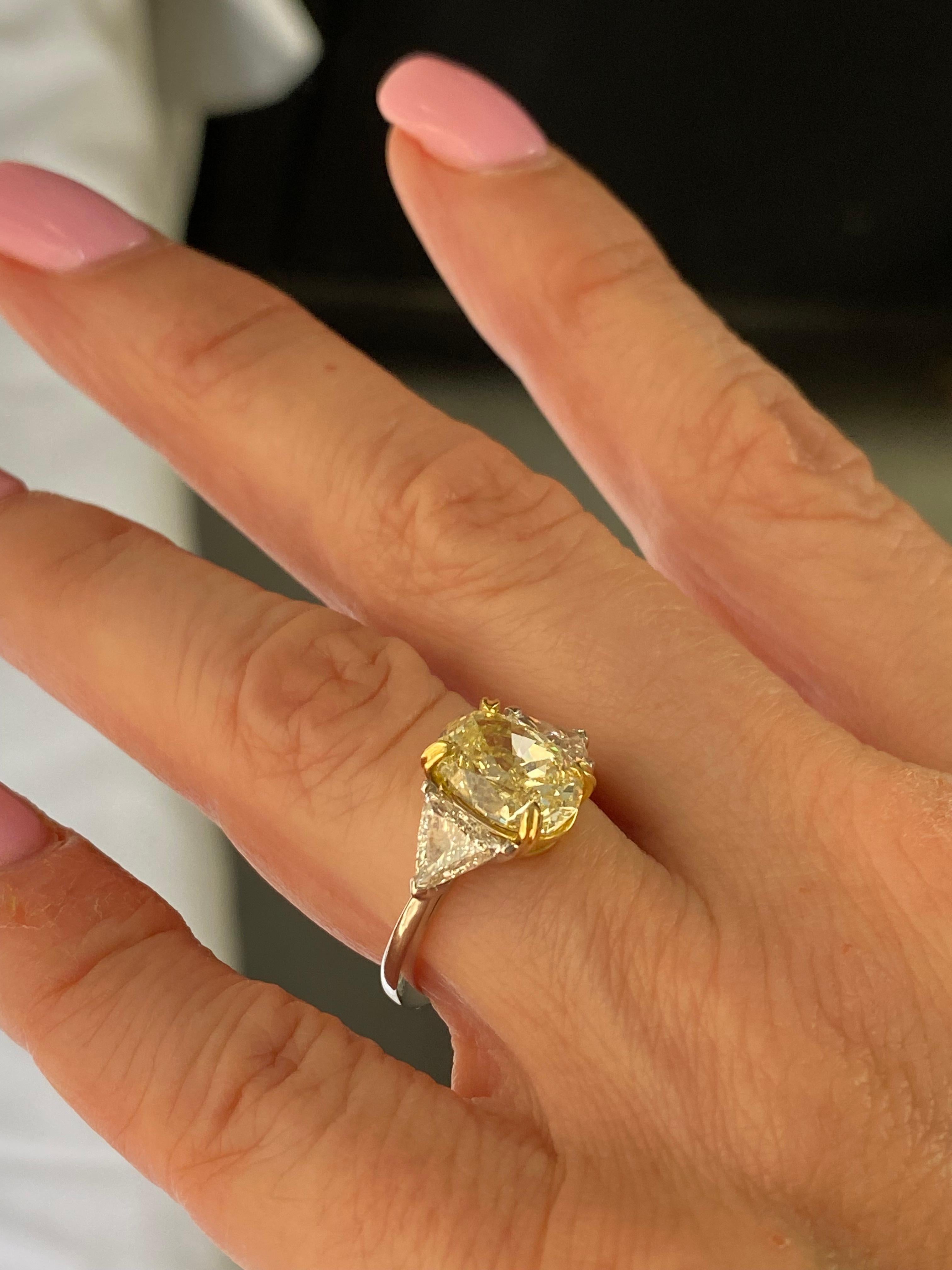 Bague de fiançailles à 3 pierres avec diamant jaune clair taille ovale de 3,10 carats certifié GIA en vente 3