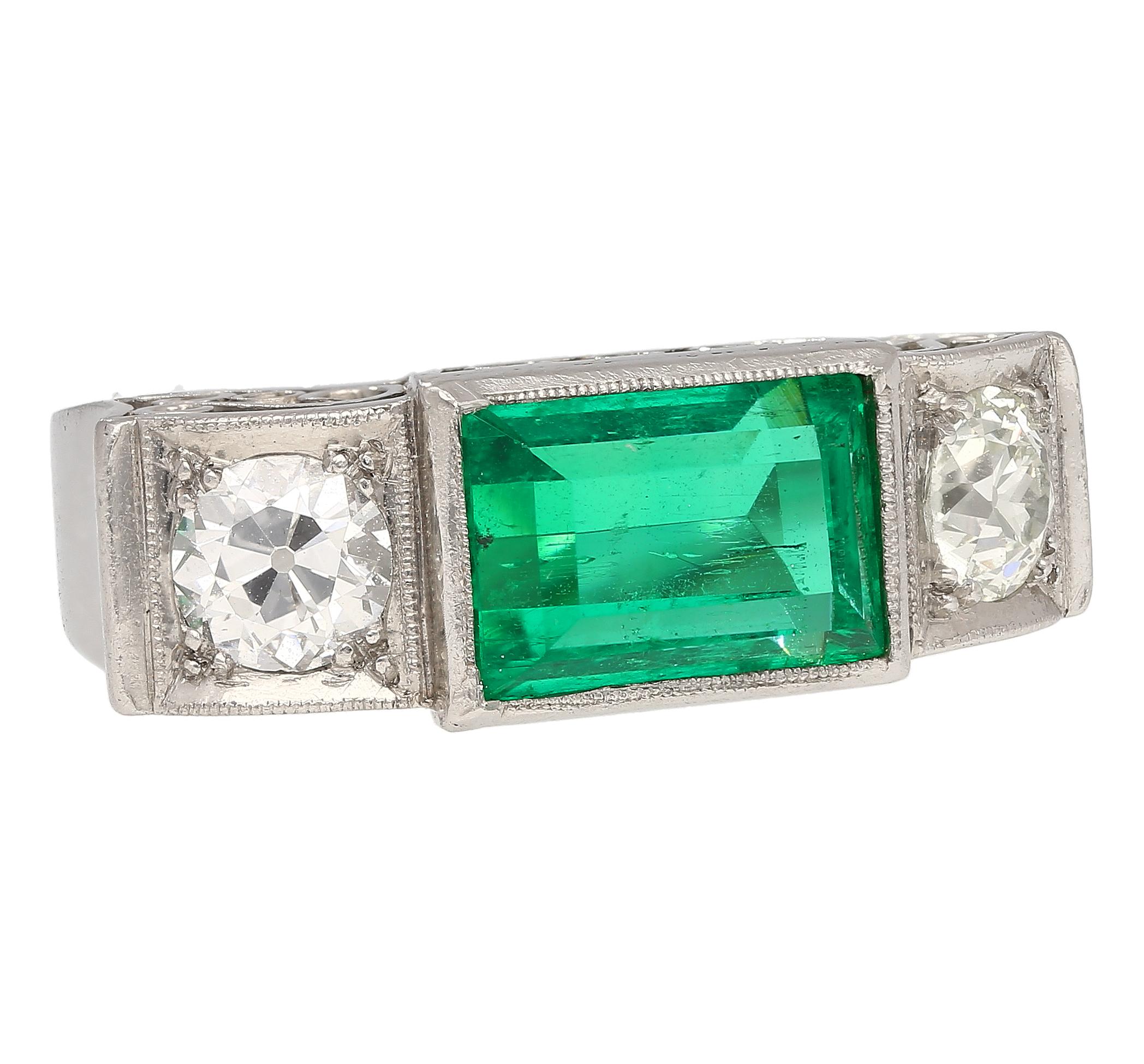 Vintage By GIA zertifiziert 3,10 Karat No Oil kolumbianischen Smaragd und Diamant-Dreistein-Ring in Platin. 

Dieser Smaragd stammt aus der legendären Muzo-Mine, die sich in der westlichen Provinz Boyaca in den Anden befindet. Der Ring ist in einer
