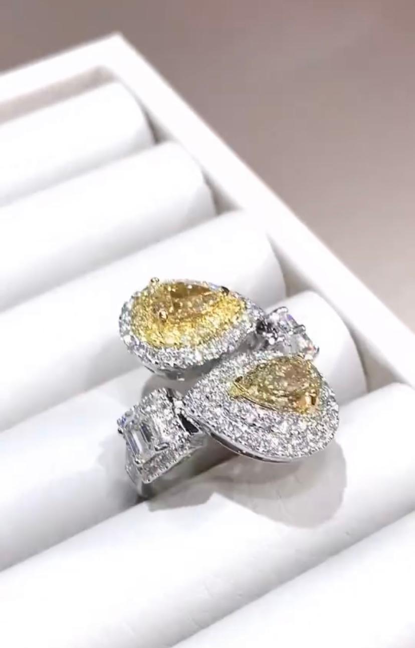 GIA Certified 3.10 Ct Fancy Light Brownish Yellow/White Diamonds 18K Gold Ring In New Condition For Sale In Massafra, IT