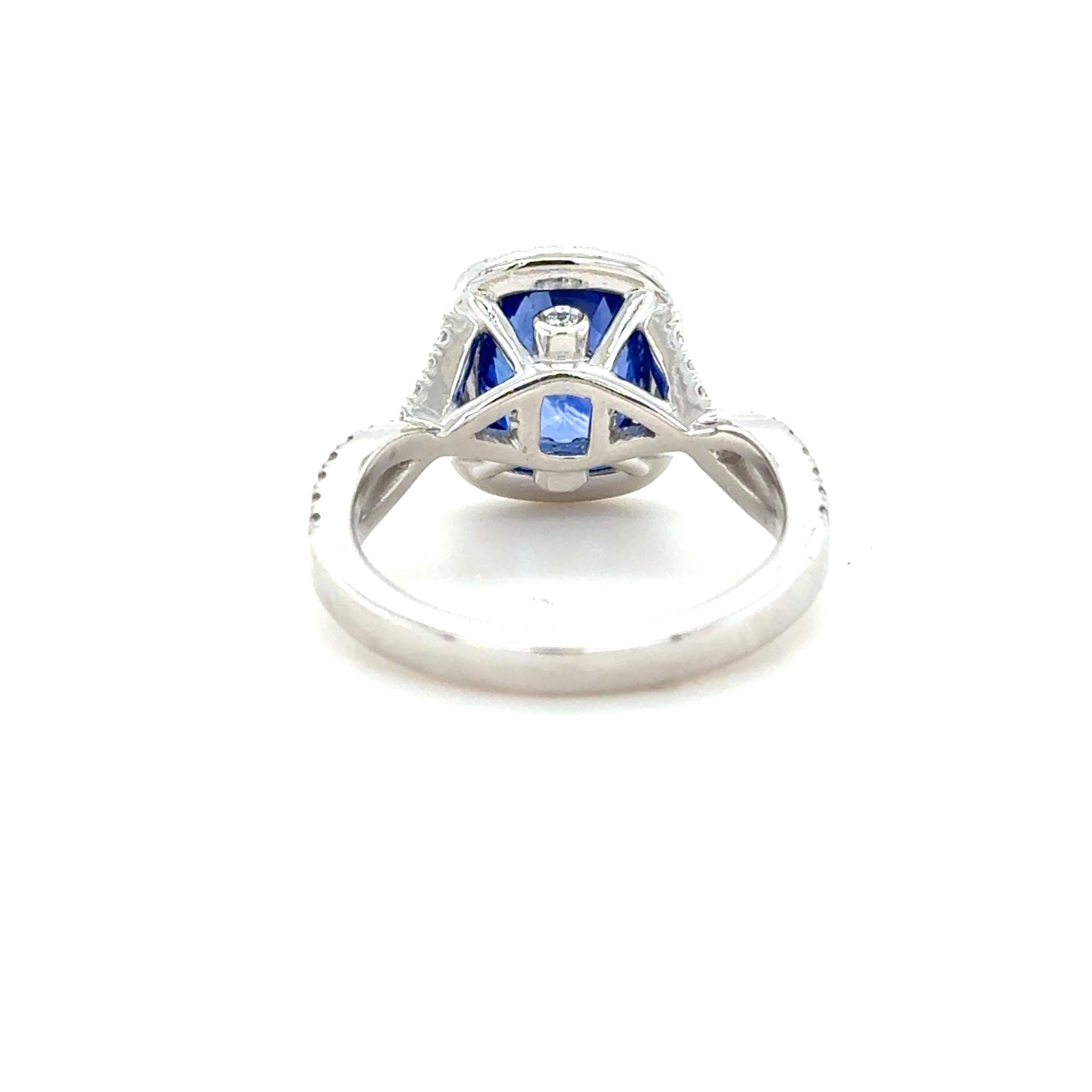 Contemporary GIA Certified 3.11 Carat Ceylon Sapphire and Diamond Ring For Sale