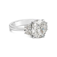 GIA-zertifizierter 3.11-Karat-Diamantenverlobungsring im Kissenschliff mit drei Steinen
