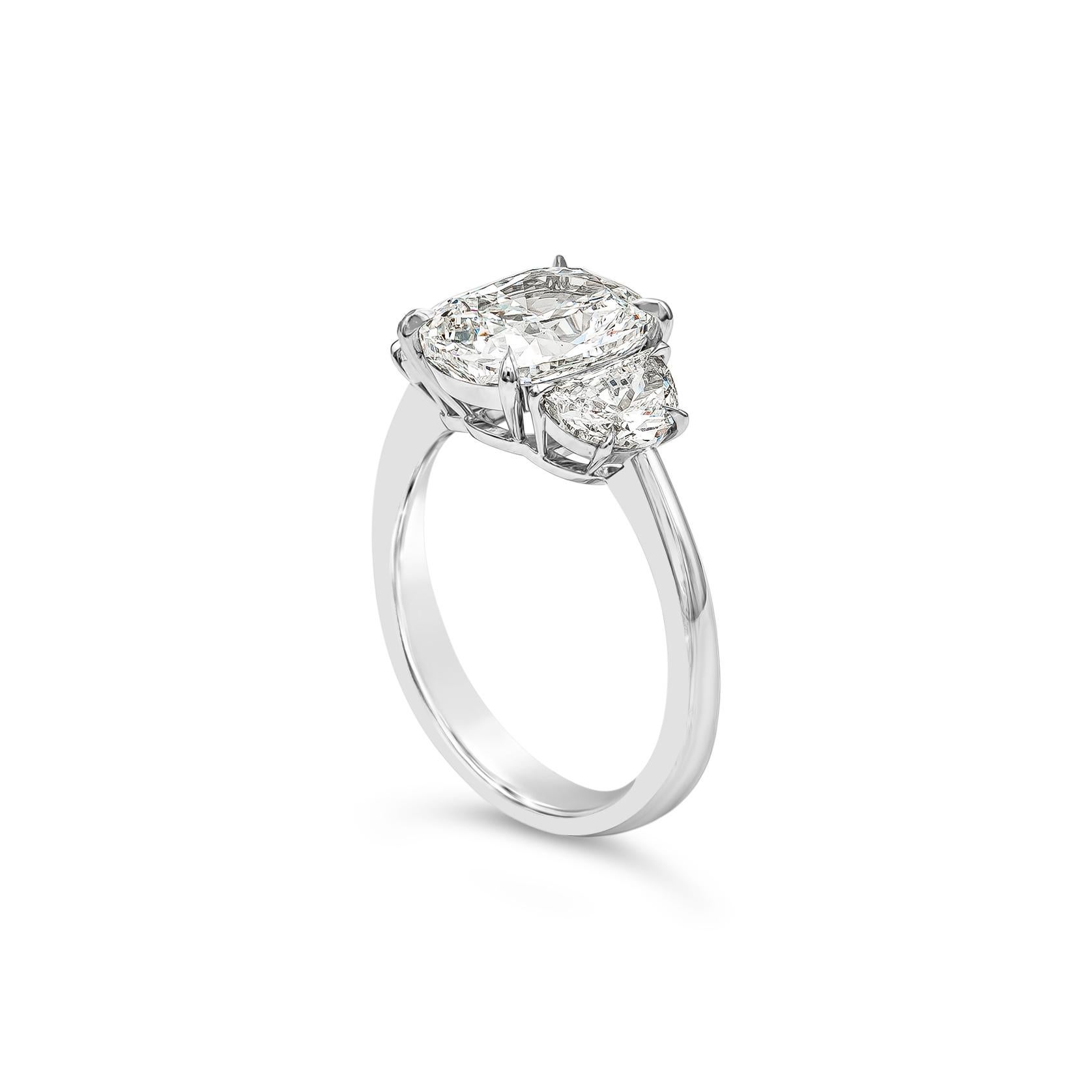 Contemporain Bague de fiançailles à trois pierres certifiée GIA 3.11 carats diamant taille coussin  en vente