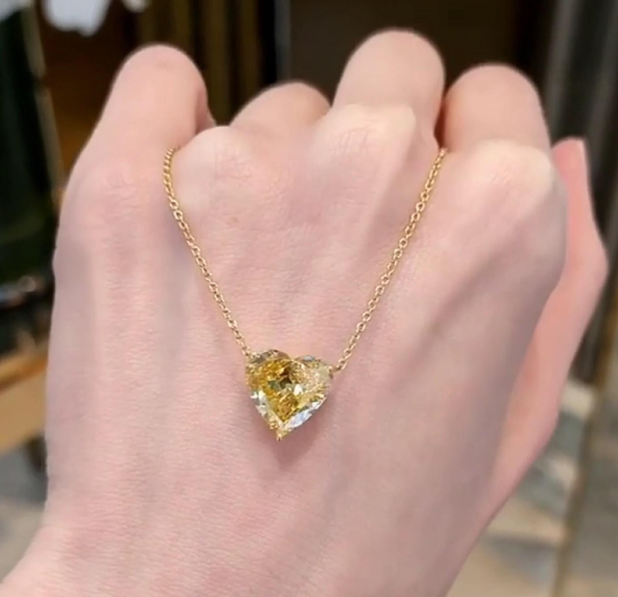 GIA-zertifizierter 3,13 Karat Fancy intensiv gelber herzförmiger Diamant-Anhänger in Herzform aus Gold (Herzschliff) im Angebot