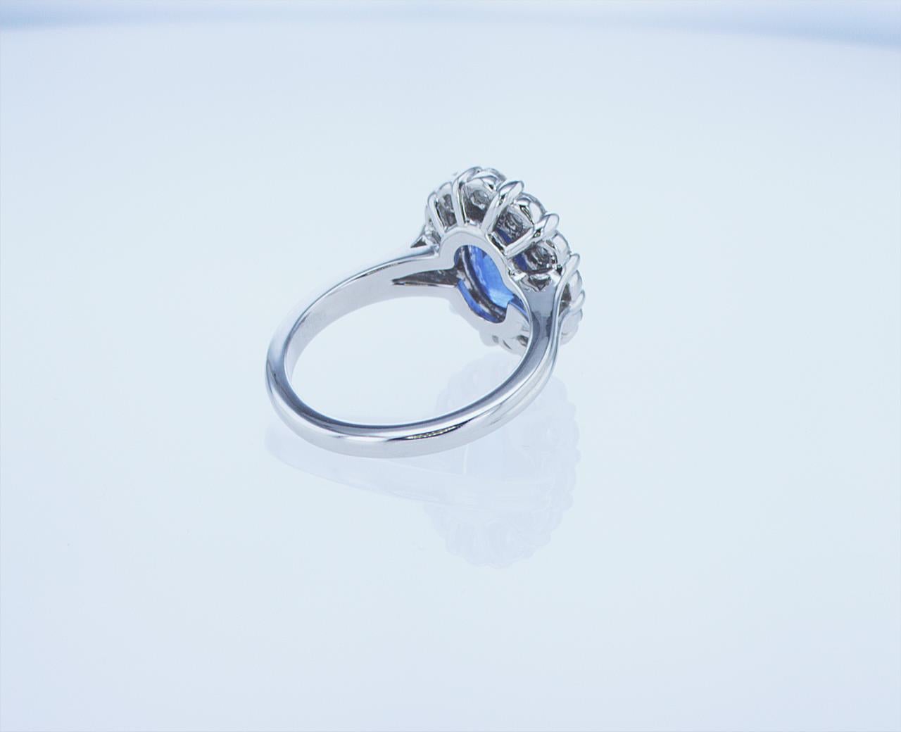 GIA Certified 3.13ct Oval Sapphire Cocktail Ring in Platinum In New Condition For Sale In New York, NY