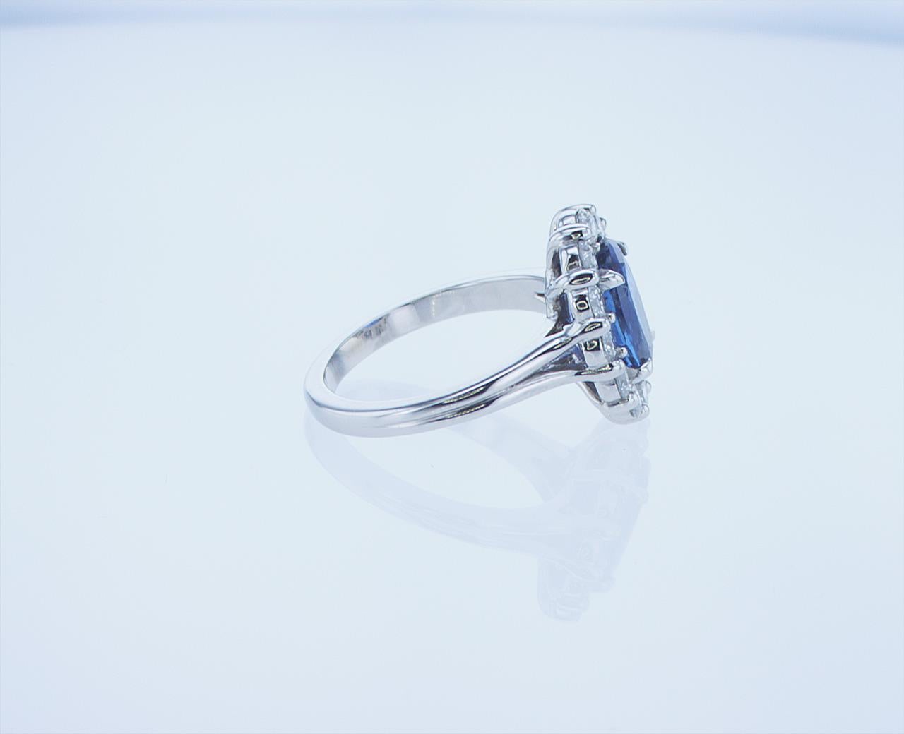 GIA Certified 3.13ct Oval Sapphire Cocktail Ring in Platinum For Sale 1