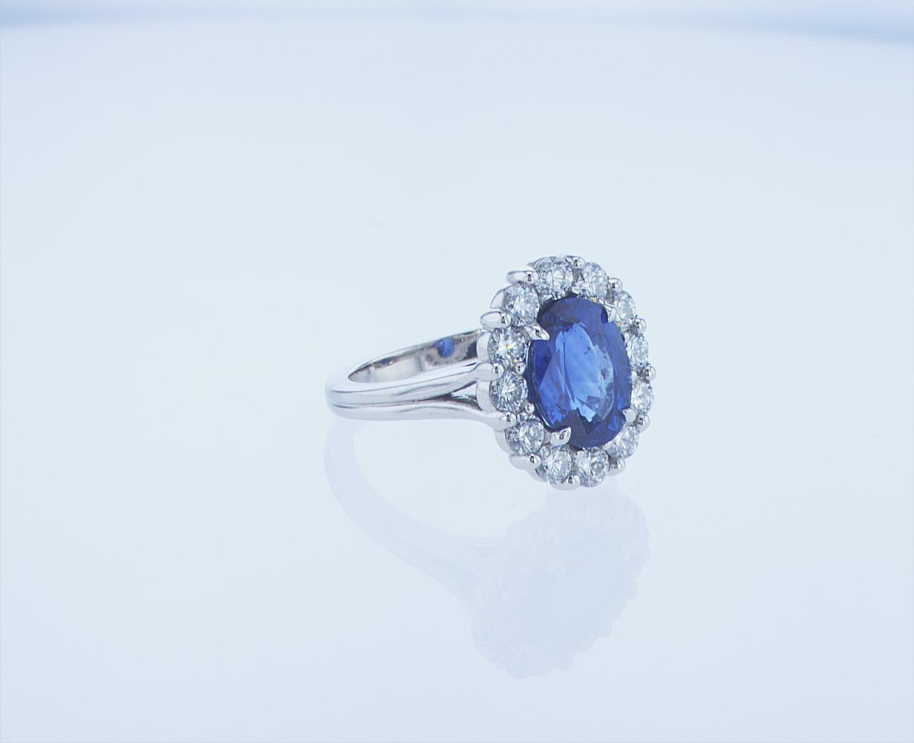 GIA Certified 3.13ct Oval Sapphire Cocktail Ring in Platinum For Sale 3