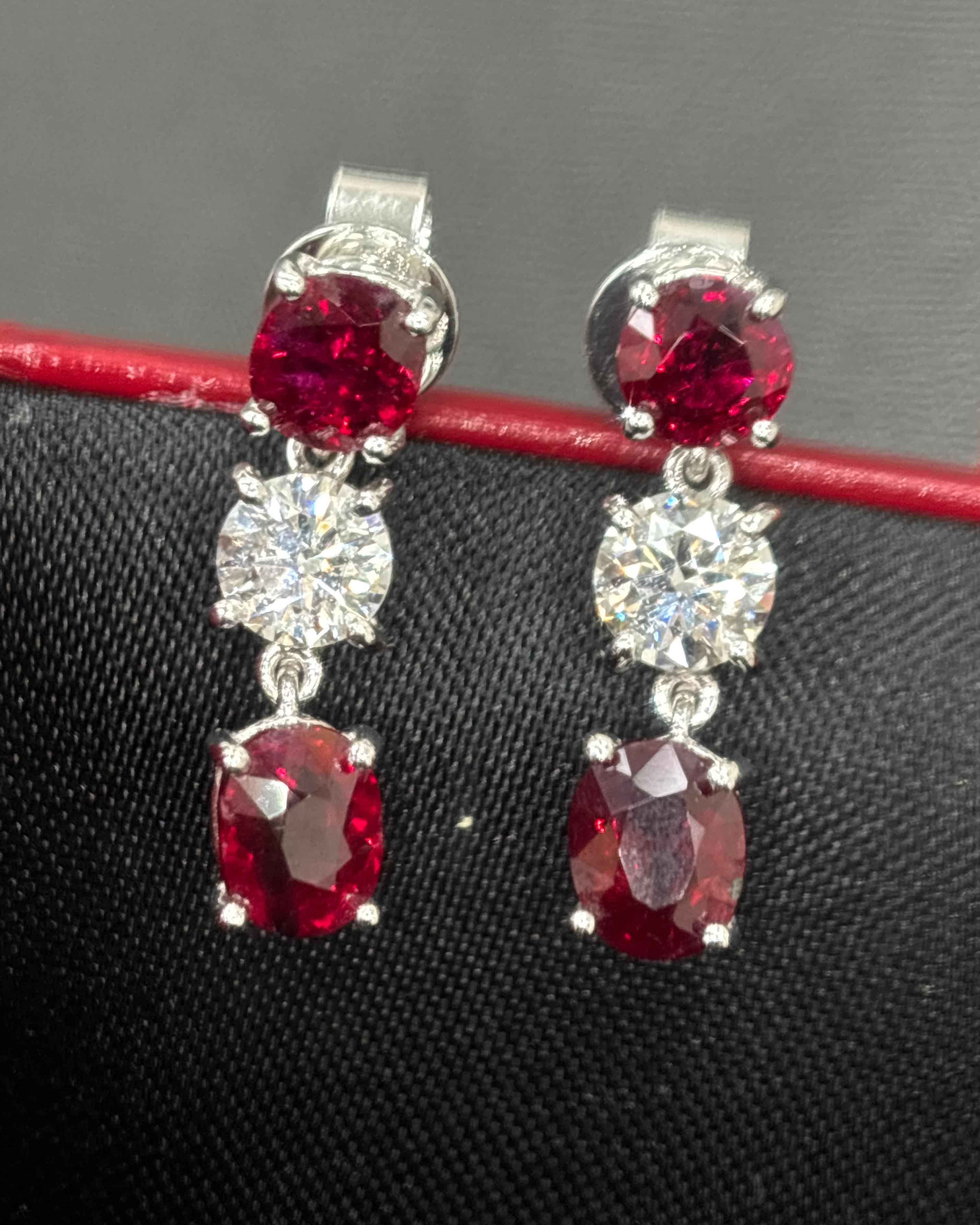 Eleganza senza tempo ed eccellenza gemmologica: questi orecchini a goccia con rubini e diamanti certificati GIA presentano un totale di 3,14 carati di rubini birmani non riscaldati, meticolosamente montati in oro bianco 18 carati. Ogni orecchino