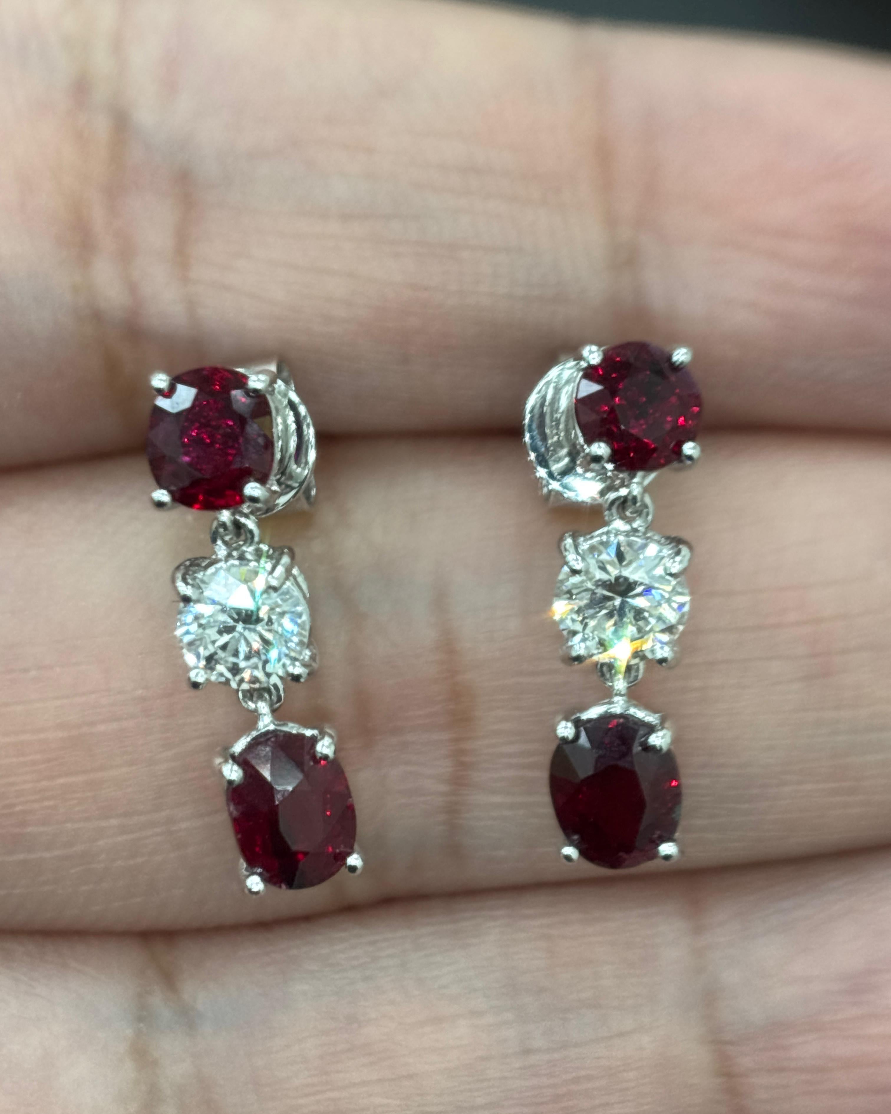 Taglio ovale Orecchini di diamanti rossi di Burma certificati GIA da 3,14 carati, senza calore e sangue di piccione in vendita