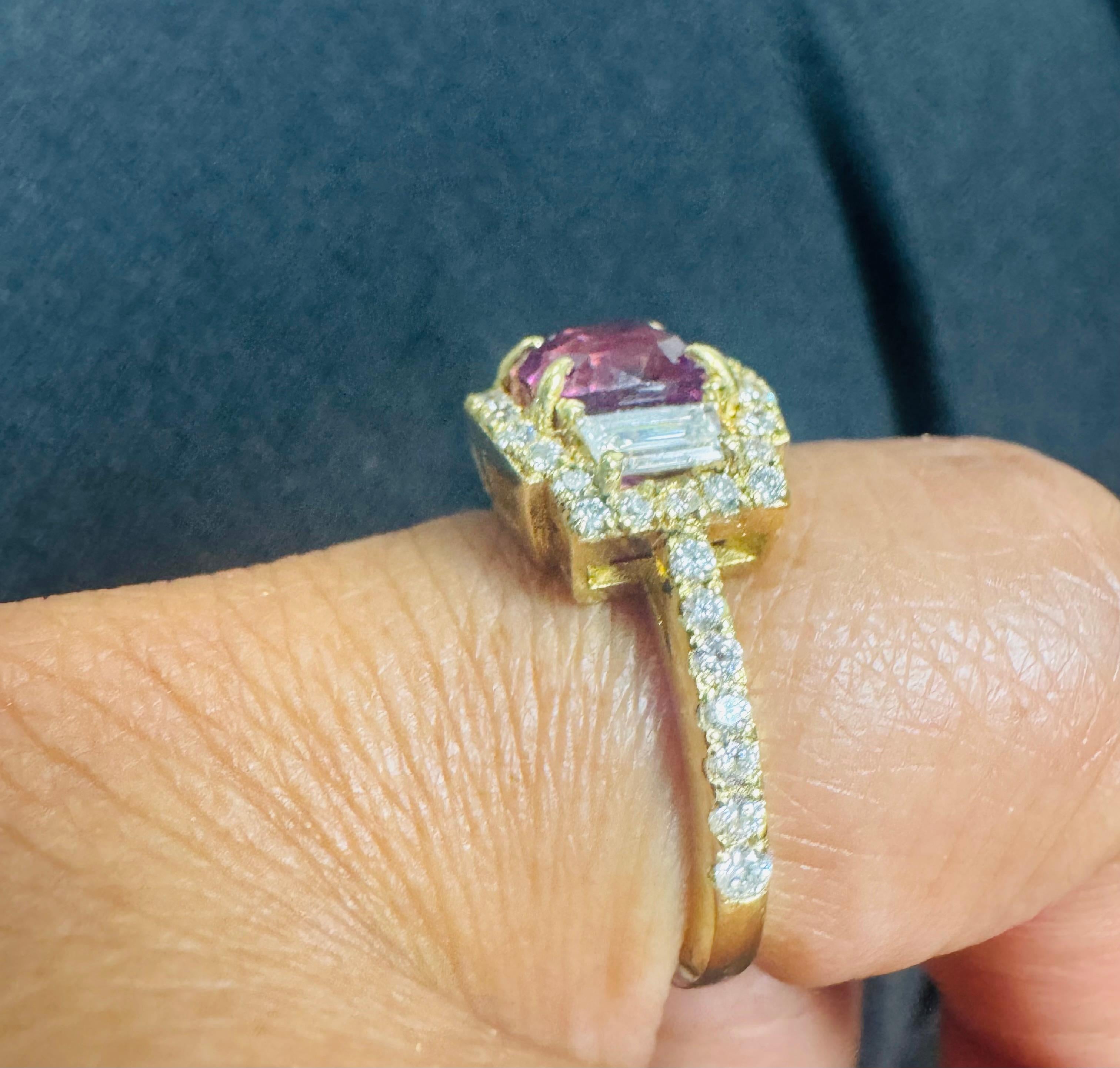 Anello in oro bianco con zaffiro rosa taglio cuscino e diamante certificato GIA da 3.14 carati in vendita 4