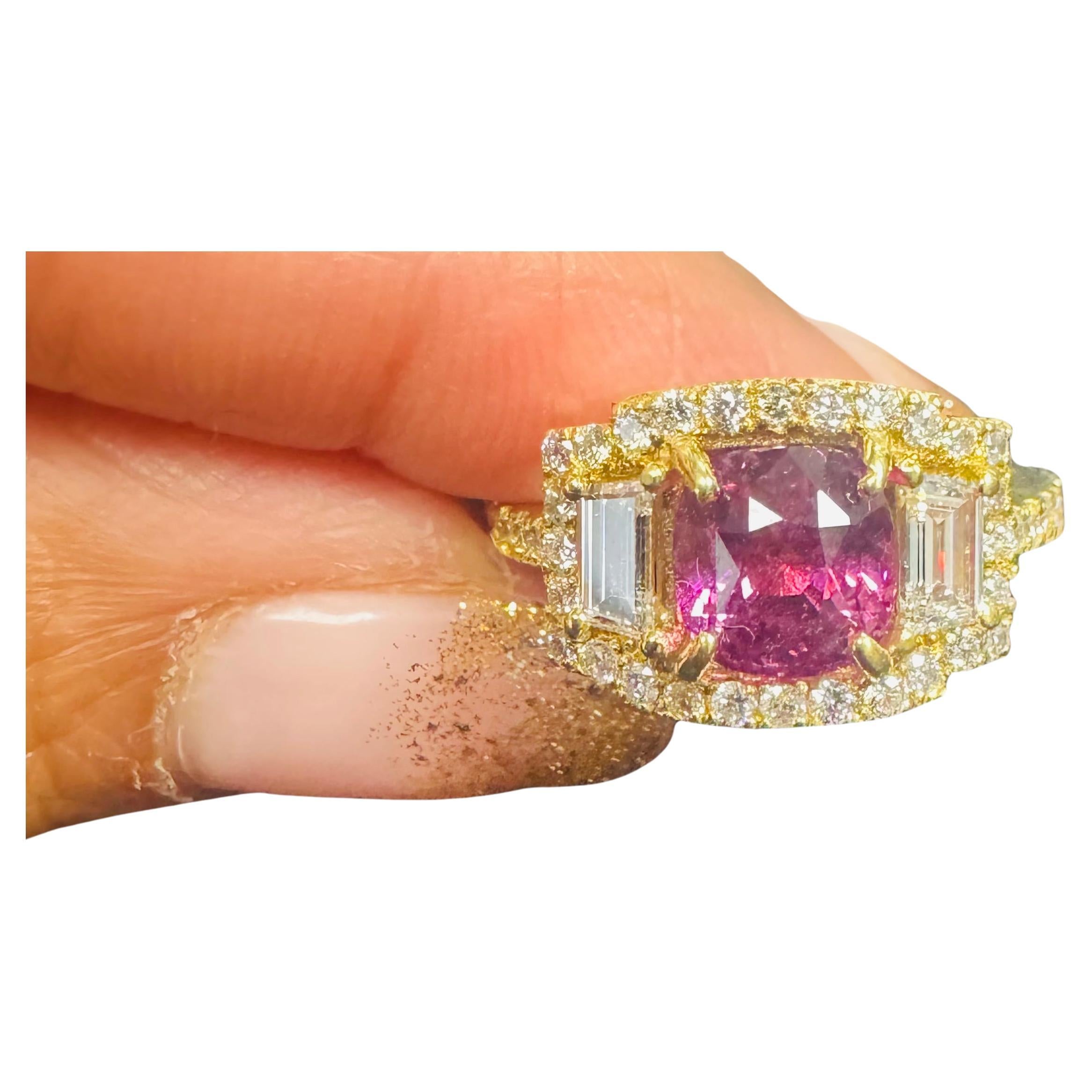 
Anello in oro bianco con zaffiro rosa taglio cuscino e diamante certificato GIA da 3.14 carati
Semplicemente il più elegante e bellissimo anello di fidanzamento o matrimonio con zaffiro rosa e diamante!

Lo zaffiro rosa centrale con taglio a