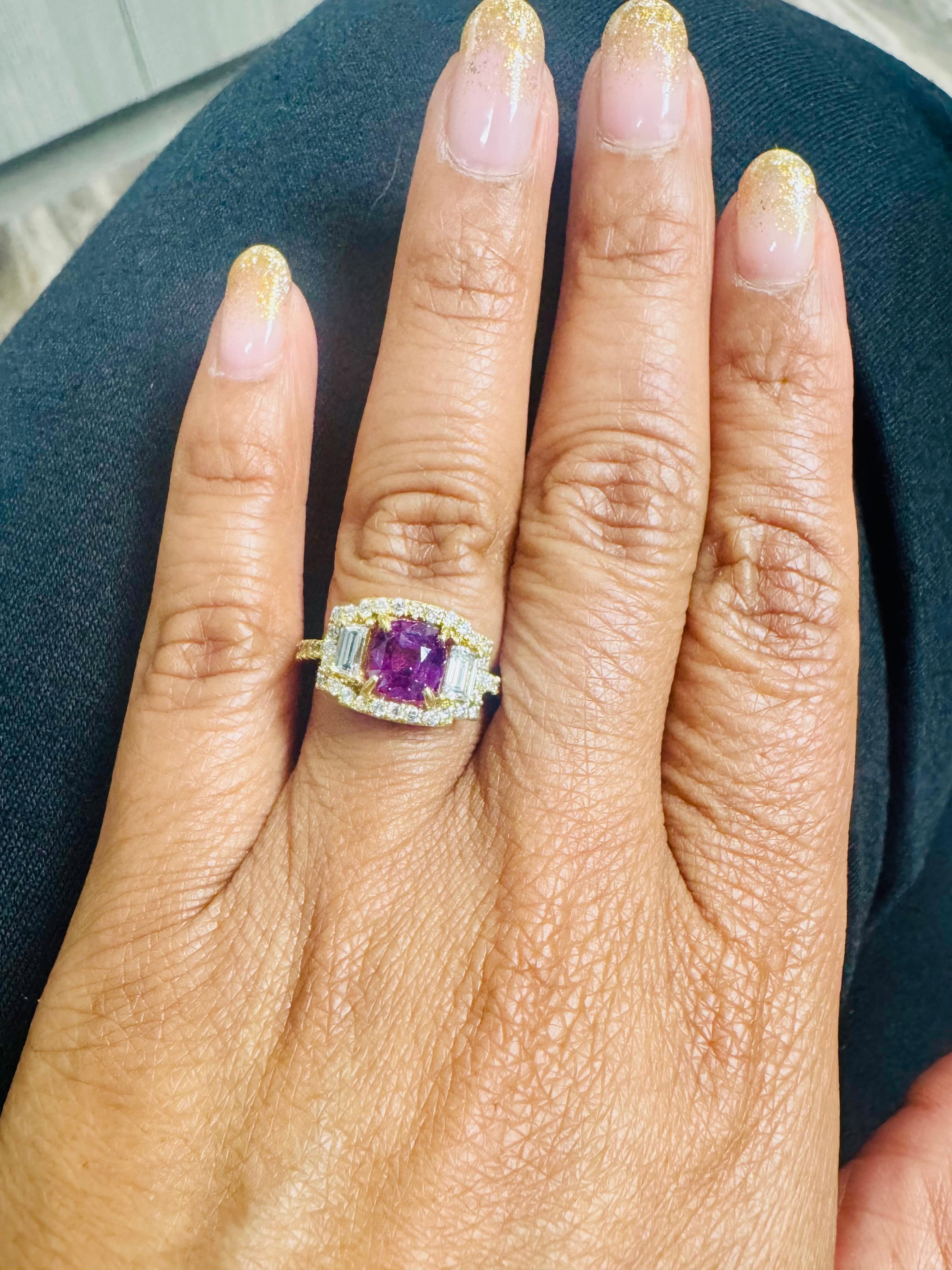 Taglio cuscino Anello in oro bianco con zaffiro rosa taglio cuscino e diamante certificato GIA da 3.14 carati in vendita