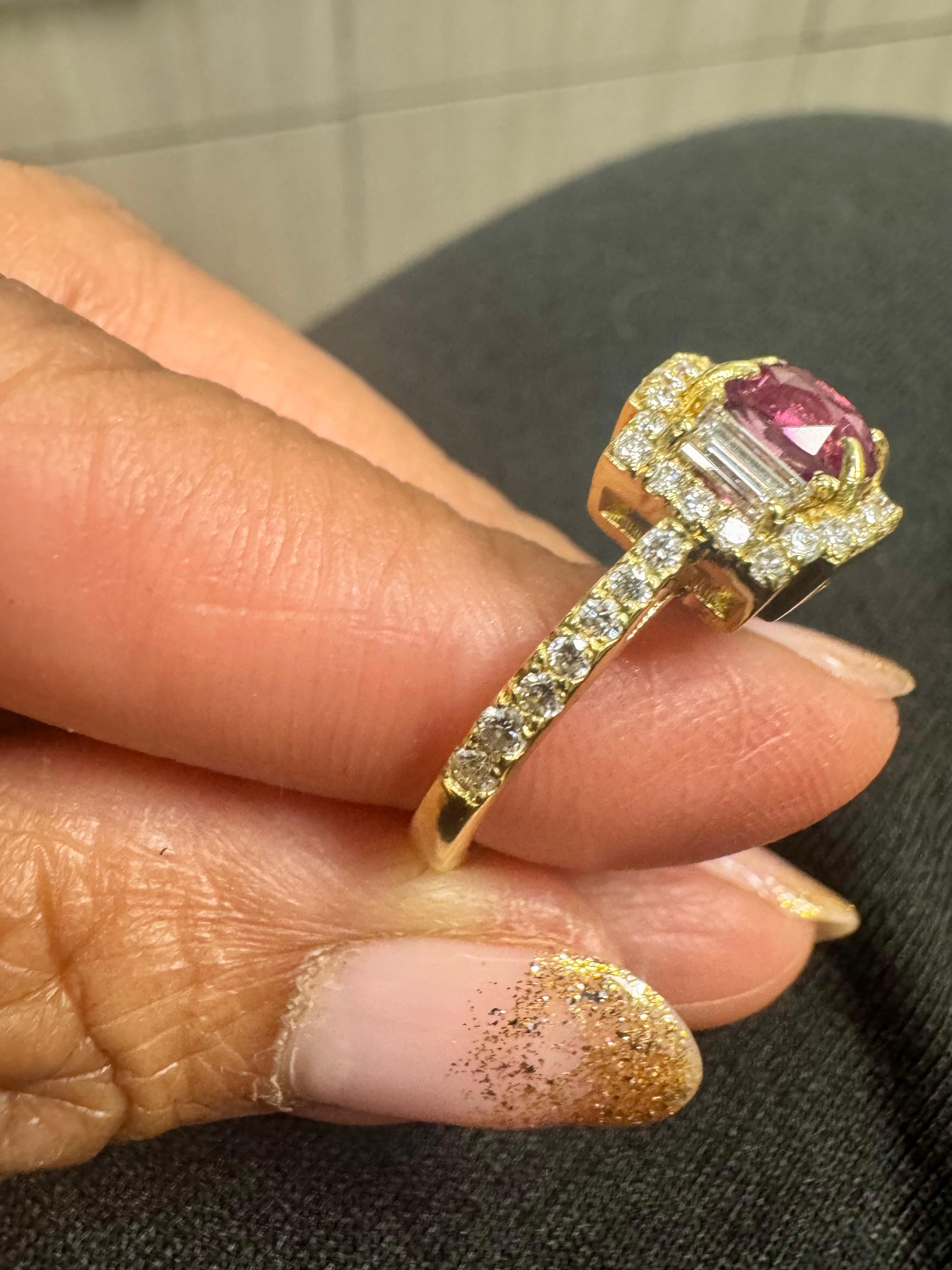 Anello in oro bianco con zaffiro rosa taglio cuscino e diamante certificato GIA da 3.14 carati In condizioni Nuovo in vendita a Los Angeles, CA