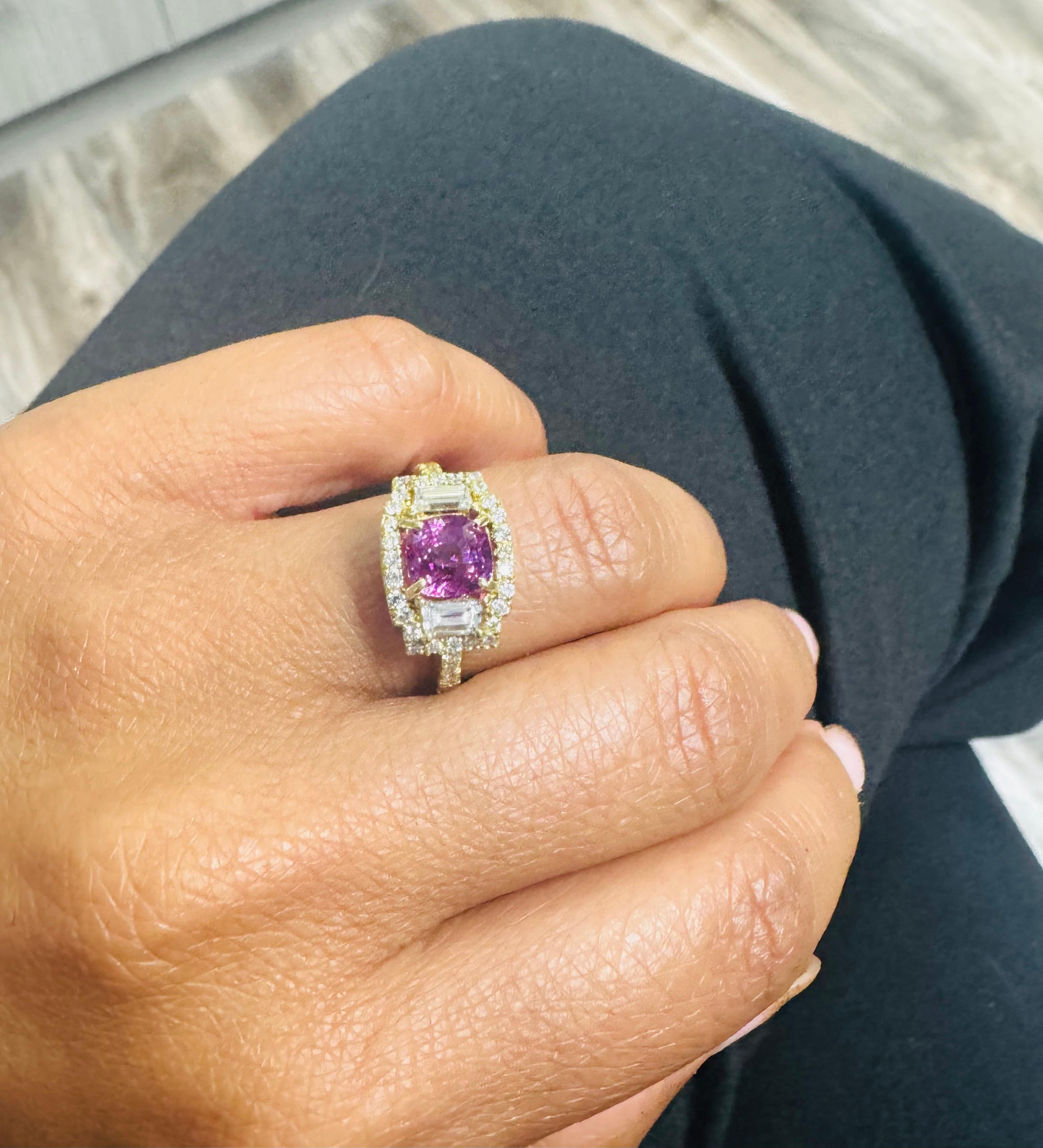 Anello in oro bianco con zaffiro rosa taglio cuscino e diamante certificato GIA da 3.14 carati in vendita 1