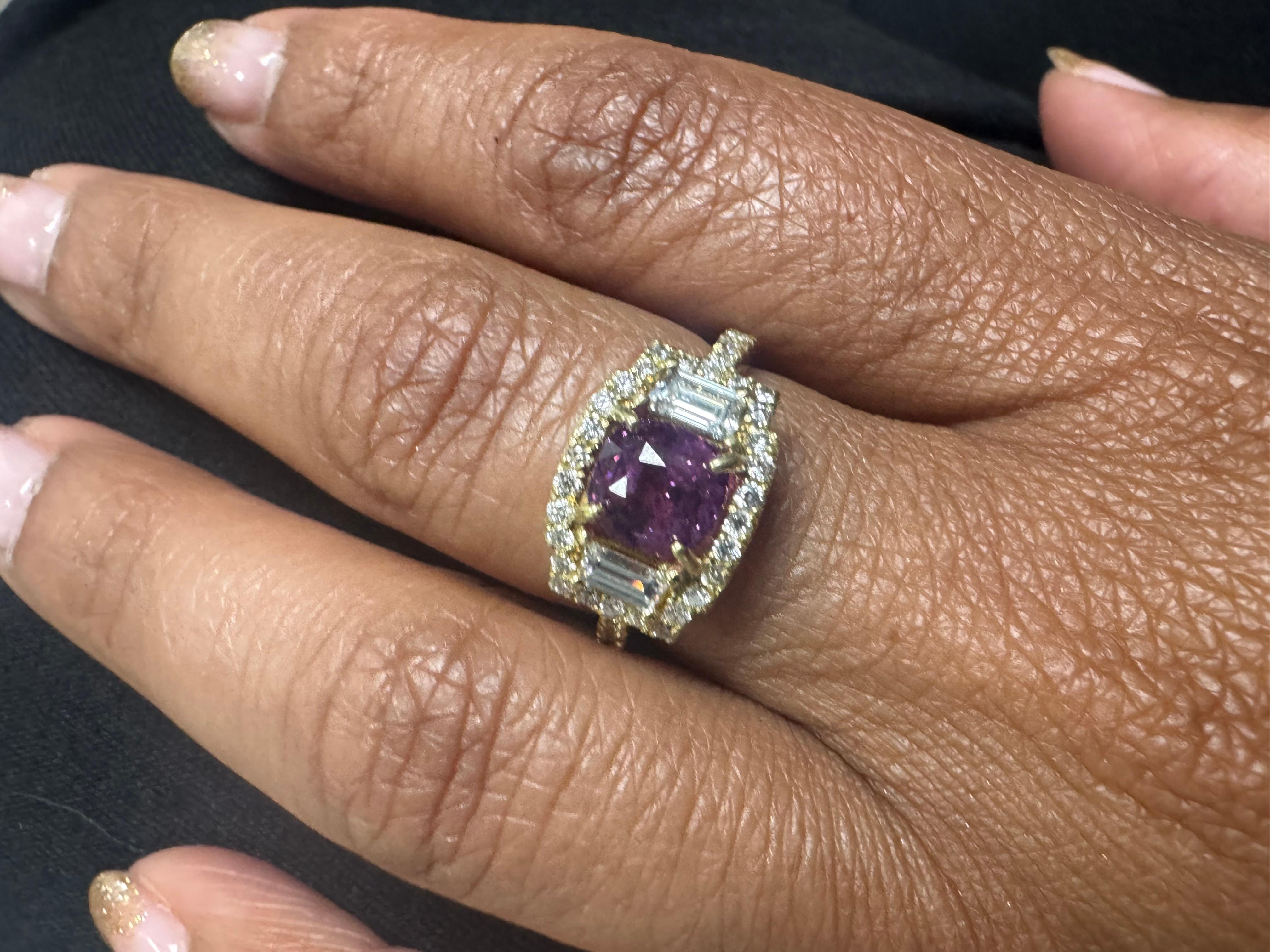 Anello in oro bianco con zaffiro rosa taglio cuscino e diamante certificato GIA da 3.14 carati in vendita 3