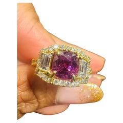 Anello in oro bianco con zaffiro rosa taglio cuscino e diamante certificato GIA da 3.14 carati