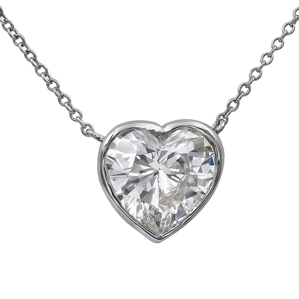 GIA-zertifizierte Diamant-Halskette in Herzform  Von ISSAC NUSSBAUM NEW YORK.
Nur sehr hoch qualifizierte und spezialisierte Diamantschleifer sind in der Lage, einen gut definierten Herzbrillanten wie diesen Edelstein zu schleifen und zu formen.
