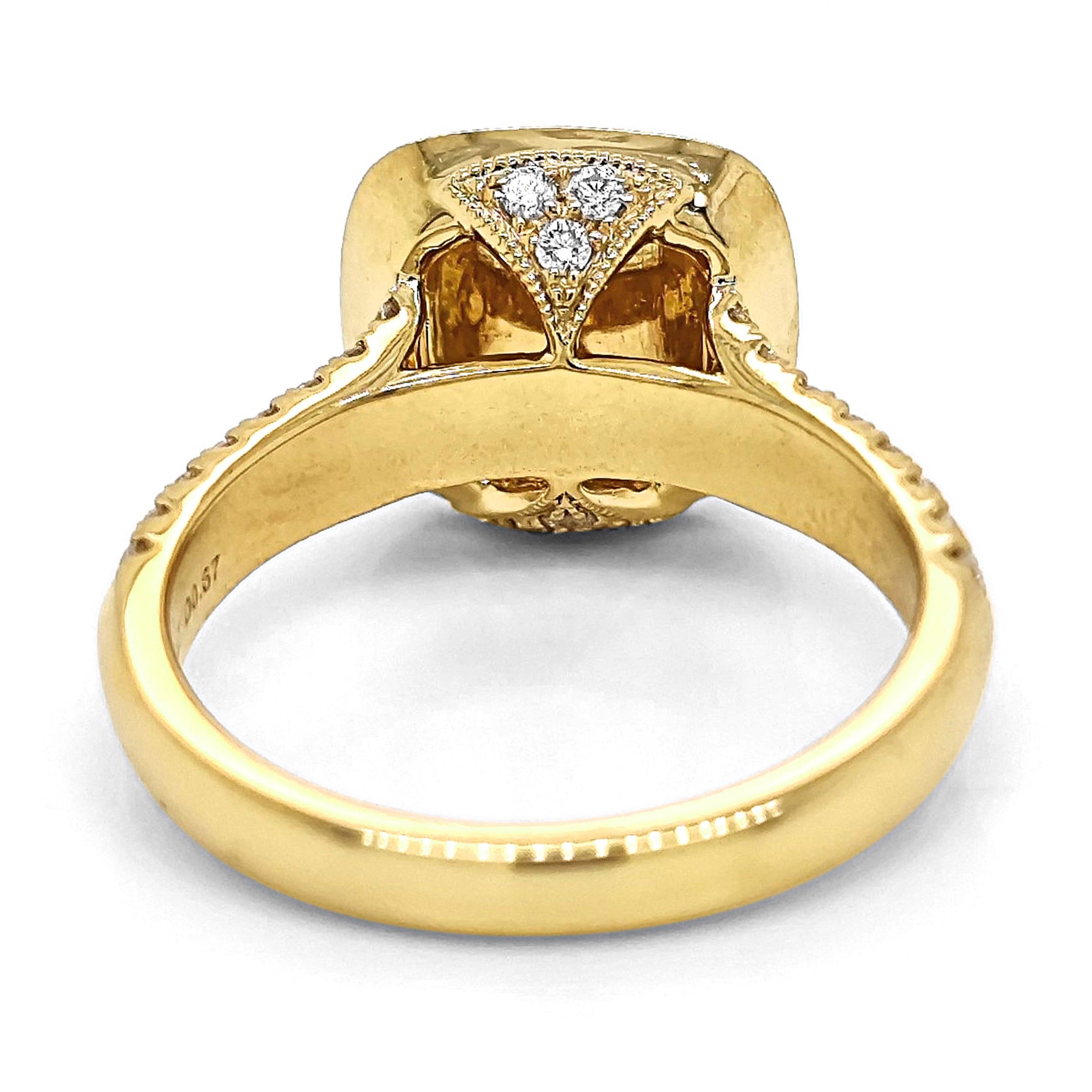 1 Saphir jaune Pierre précieuse : 2.47 Carats No Heat, Sugarloaf Double Cabochon
2 diamants blancs ronds : 0.02 Carats
58 diamants blancs ronds : 0.65 Carats
Métal : or jaune 18 carats, 6,00 grammes
Certificat # 1236434423
