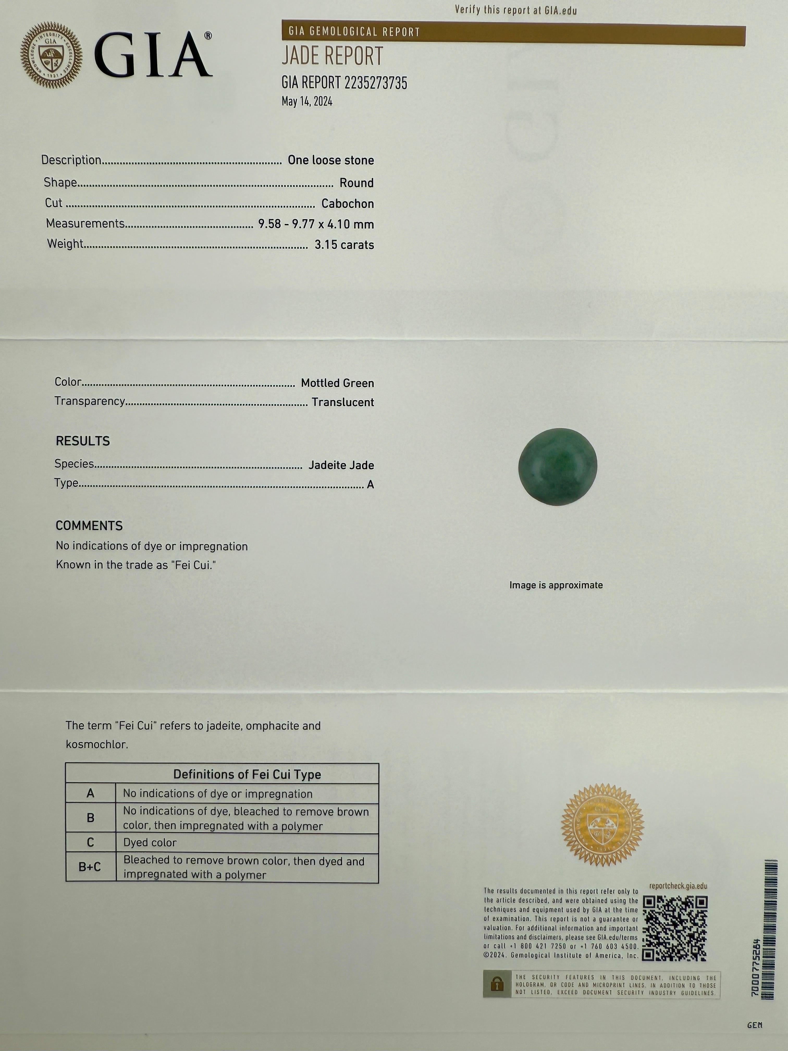 Anello con castone in oro giallo 18k certificato GIA di grado A con cabochon di giadeite verde intenso.

Una pregiata giada verde non trattata di 3,15 carati incastonata in un anello con castone rubover in oro giallo 18k realizzato su