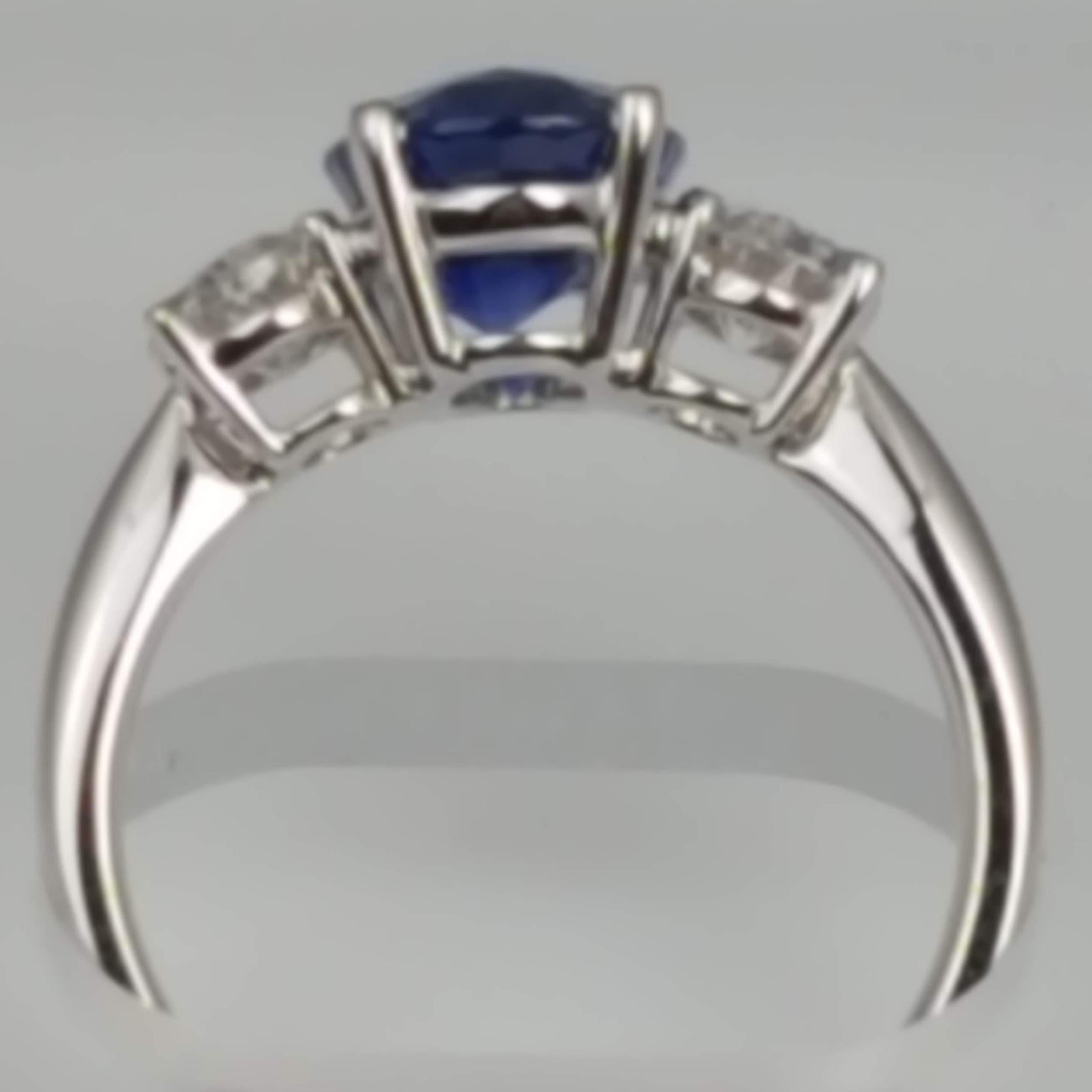 Mit einem GIA-zertifizierten blauen Ceylon-Saphir im Ovalschliff von 3,16 Karat in der Mitte, flankiert von zwei Diamanten im Ovalschliff mit einem Gesamtgewicht von 0,87 Karat, strahlt dieser Ring aus jeder Perspektive.

Angaben zur