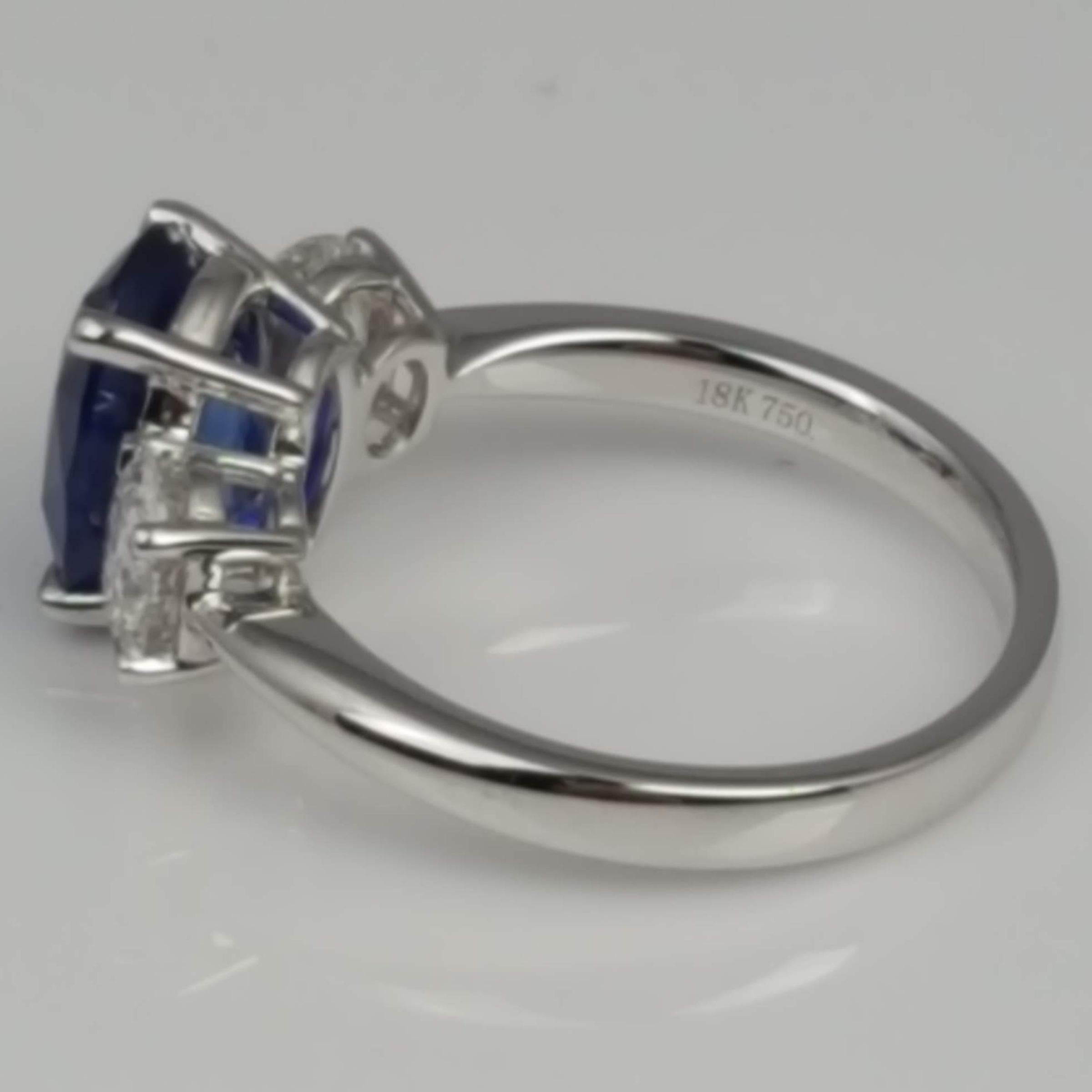 Contemporary GIA Certified 3.16 Carat Oval Cut Blue Sapphire and Natural Diamond Ring ref937 For Sale