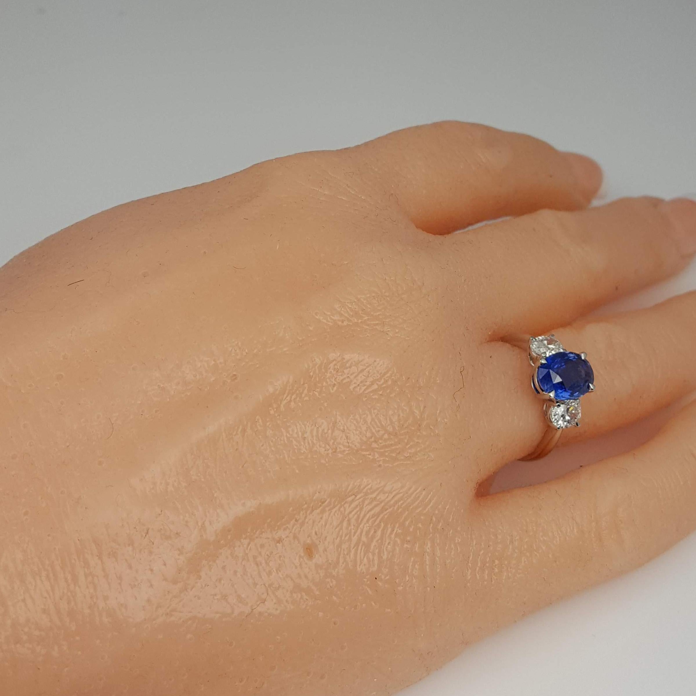 GIA Certified 3.16 Carat Oval Cut Blue Sapphire and Natural Diamond Ring ref937 In New Condition For Sale In New York, NY