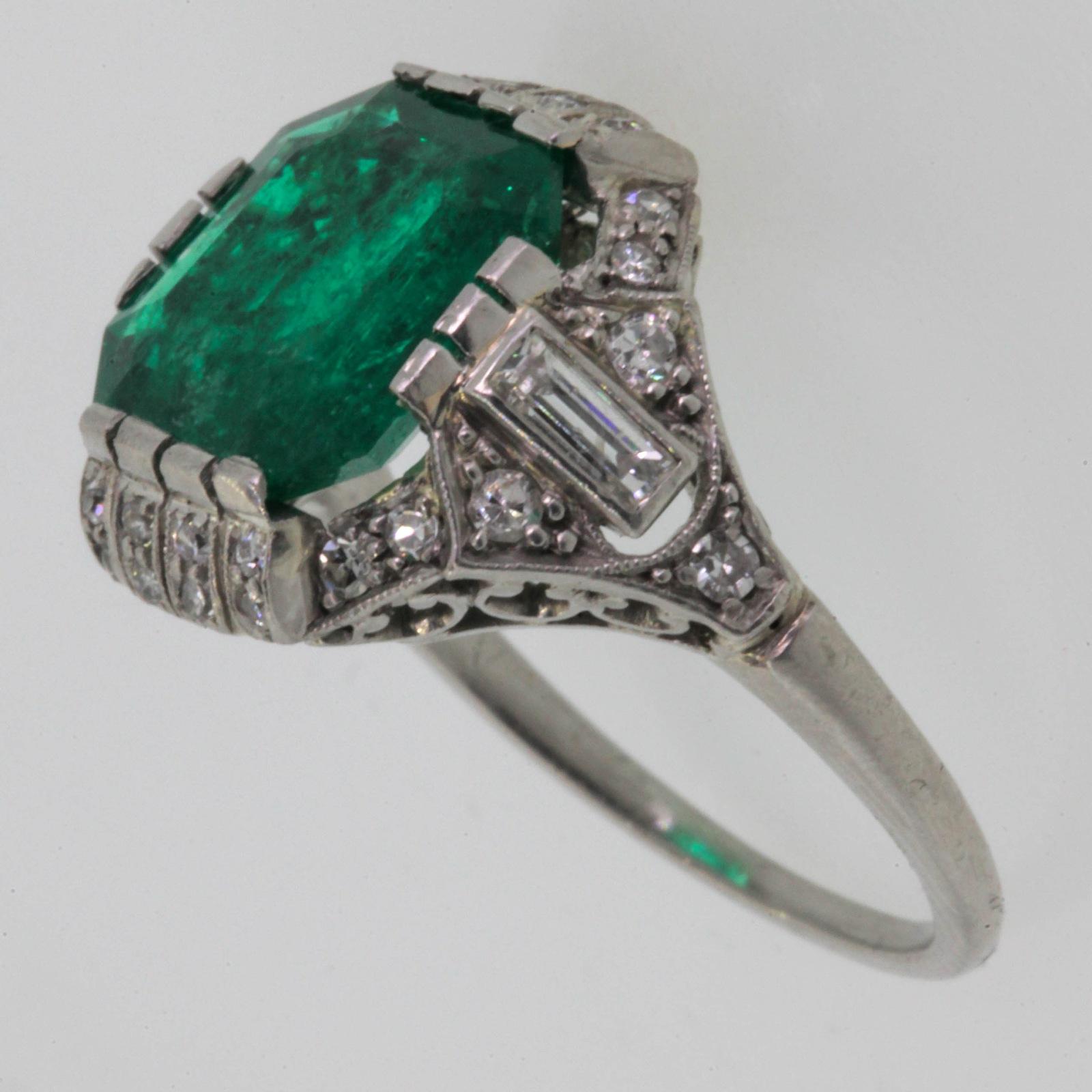 GIA Certified 3.18 Carat Colombian Emerald Art Deco Ring In Excellent Condition In Beverly Hills, CA